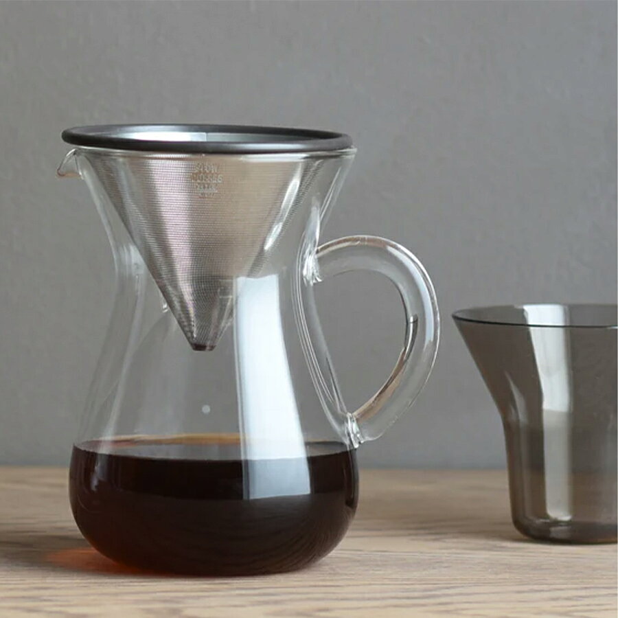 サイズ違いコーヒーを淹れる喜びを生み出す柔らかなフォルムが魅力 スローという贅沢を味わうためのコーヒーウェア ハンドドリップで淹れたコーヒーをゆったりと味わうために生まれてきたSLOW COFFEE STYLE。 ゆるやかなフォルムや落ち着いた色合い、あたたかみのある手触りが心をほぐします。 ステンレスフィルター コーヒー豆は焙煎すると内部の油分が引き出され表面に艶がでてきます。 この油分がコーヒーアロマと呼ばれる風味を豊かにしてくれるエッセンス。 ステンレスフィルターは、旨味成分である油分をそのままドリップするので、豆本来の風味を保った香り高いコーヒーに仕上がります。 豆は「中挽き」から「やや粗挽き」がおすすめです。 抽出後、少量のコーヒー微粉がカラフェ底に残ります。 コーヒー本来の味わいと香りをダイレクトに楽しむことができるステンレスフィルターのドリップの特性となります。 佇まいを意識した目盛りのデザイン ポットには約2杯分の抽出量の目安となる目盛りがデザインされています。 ホルダー ドリップ後のステンレスストレーナーをレストできます。 ホルダーには1杯分、2杯分（約10g、20g）のコーヒー豆の量が計れる目盛りがデザインされています。 スマートに収納 ステンレスストレーナー、カラフェ、ホルダーがスマートに収まる設計です。 ヴィンテージ家具や、植物が置いてあるような空間にもなじむ、インテリア感覚で楽しむことのできるデザイン。 薫り高い一杯を淹れる穏やかな時間に、豊かな広がりをもたらします。 柔らかなフォルムが魅力のカラフェにフィルター、ホルダーがセットになったスターターキット。 関連商品 KINTO 一覧はこちら >> スペック サイズ 直径10×高さ15×幅12.5cm 容量 600ml 重量 約290g 材質 カラフェ：耐熱ガラス フィルター：18-8ステンレス鋼、PCT樹脂 ホルダー：AS樹脂 耐熱温度 フィルター：100℃ ホルダー：90℃ 原産国 中国 備考 オーブン：× / 直火：× / 電子レンジ：○（カラフェのみ） / 食器洗浄機：○ ご購入前にご確認ください ■製造上の特性により、サイズや形状が各々多少異なります。