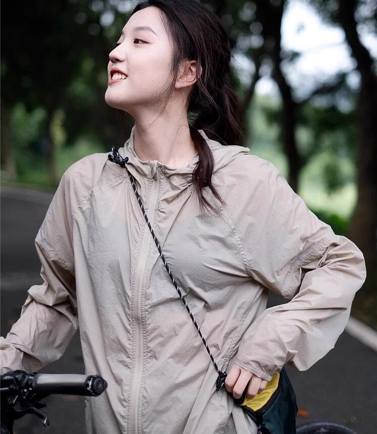 レディース 夏新作 UVカット パーカー 薄手 接触冷感 涼しい ラッシュガード 長袖 ジップアップ フード付き 日焼け止め ゆったり スポーツ 通勤 カジュアル マウンテンパーカー ライトアウター ブルゾン 冷房対策 紫外線対策 長袖 羽織り シアートップス 春 夏