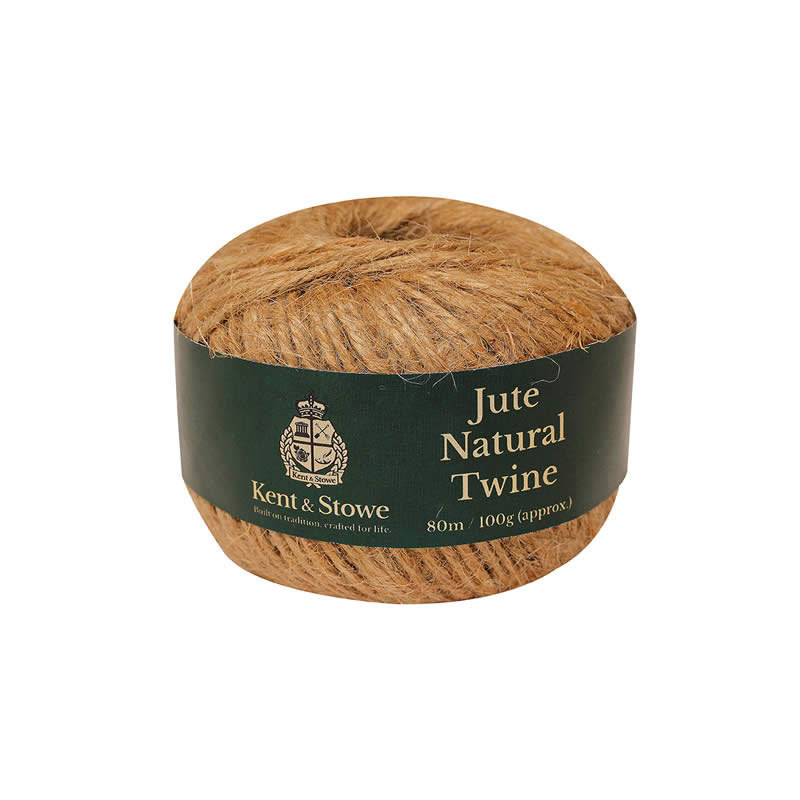 商品情報サイズ長さ： 80m重量： 100gKent＆Stowe Jute Natural Twine Bleached ケントストー　ジュート　黄麻紐　イギリスブランド　ガーデニングツール　 100%生分解性のジュート（黄麻）で作られた撚り紐。 ジュートを撚り合わせて作られた紐のため、丈夫なつくりになっています。植物のお手入れ時だけでなく様々な用途にお使いいただけます。 2