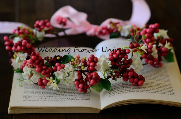 Wedding Flower Unjourの商品をご覧頂きありがとうございます(*^-^*) こちらは、アートフラワー（造花）を使用した花冠です。 小さくて可愛いピンクベリーをたっぷり使い、とても可愛らしい花冠になっています。 後ろのリボン...