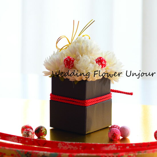 Wedding Flower Unjourの商品をご覧頂きありがとうございます(*^-^*) こちらはアートフラワー(造花）を使用したリングピローです。 ホワイトのピンポンマムに蝶の水引、ちりめん、組紐で飾り付けをして和風フラワーケーキ風に...