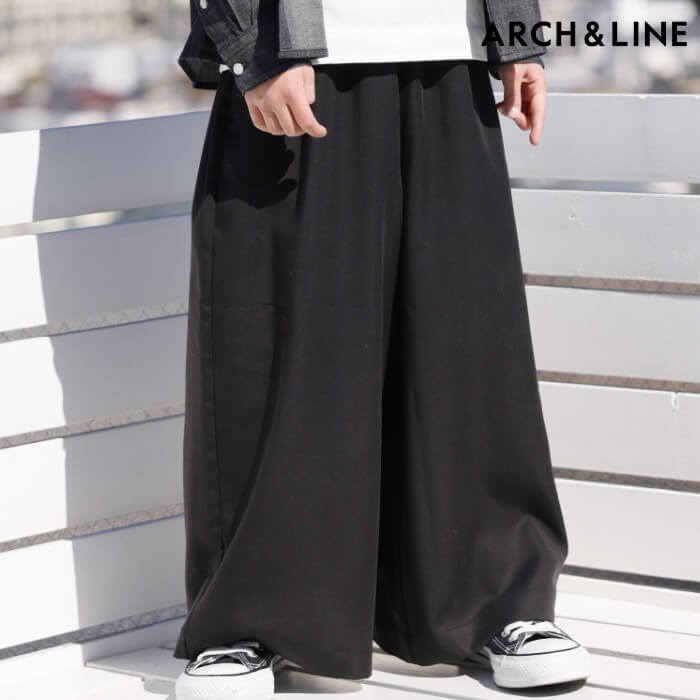 商品紹介 ARCH＆LINE GATHER WIDE PANTS 通年お召し頂ける便利なギャザーワイドパンツ 落ち着いた光沢がありキレイ目な印象。環境負荷の少ないテンセル（リヨセル）を使用しています。 さらっとした質感で、一年を通してお召しいただけます。 商品情報 ● 品名　　: ARCH＆LINE GATHER WIDE PANTS ● 商品番号: AL212404 ● カラー　: ブラック(19) ● サイズ　: M L XL ● 素材 : テンセル53％, ポリエステル41％,ポリウレタン6％ ● 生産国　: 中国 ディテール ウエストにたっぷり寄せたギャザーにより、とてもドレープが美しい一着。 左右にポケット付き。左脇にはゴム通し口があり、お好みや成長に合わせてゴムの入れ替えで調整していただけます。裏地は付いていませんが、生地が高密度な為透けの心配はありません。 スタイリング ウエストのひらひらが可愛いのでTシャツなどをインするスタイルがオススメ。靴や小物で表情が変わるのも楽しい一着。 サイズ選び フルレングスとなる為、身長に合わせてジャストサイズでお選びいただくことを推奨しております。 ウエストの左脇にはゴム通し口があり、お好みや成長に合わせてゴムの入れ替えで調整していただけます。 価格 メーカー希望小売価格はメーカー商品タグに基づいて掲載しています ●サイズ サイズ ウエスト ヒップ 股上 股下 すそ幅 　 M(115-125cm) 49.0 85.8 26.5 45.0 29.5 　 L(125-135cm) 51.0 90.8 27.5 50.0 30.5 　 XL(135-145cm) 53.0 95.8 28.5 56.0 31.5 　 ※単位は(cm)です。 ※ウエストはゴムが縮んだ状態の寸法です。 ※表示寸法は目安となっております。実際の商品の寸法とは若干差がある場合がございます。ご了承くださいませ。 ご注意 こちらは【店頭販売商品】です。 店頭在庫より販売しますため、楽天在庫の反映にタイムラグが生じ、ご注文の商品が完売の場合がございます。何卒ご容赦ください。 ご注意 キャンセル、返品、交換 お客様都合(イメージが違う、サイズを間違えた等)のお取消や返品はお受けできません。 ご購入の前に十分に商品の内容をご確認ください。 ※商品のお色や質感など実物となるべく近く見えるよう撮影しておりますが、 お客様ご使用のモニターやブラウザなどの環境により 実物と異なる場合がございます。あらかじめご了承ください。