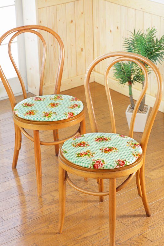 商品名：ふわふわ大判トイレマット　ブーケ　ロングタイプ 素材： ポリエステル100% 原産国： 中国 サイズ： 70x90cm 備考： お手入れ 洗濯機OKふわふわブーケマイヤー生地が気持ち良い 繊維が細かくなめらかな肌ざわり！ 角が丸いのでめくれにくい！