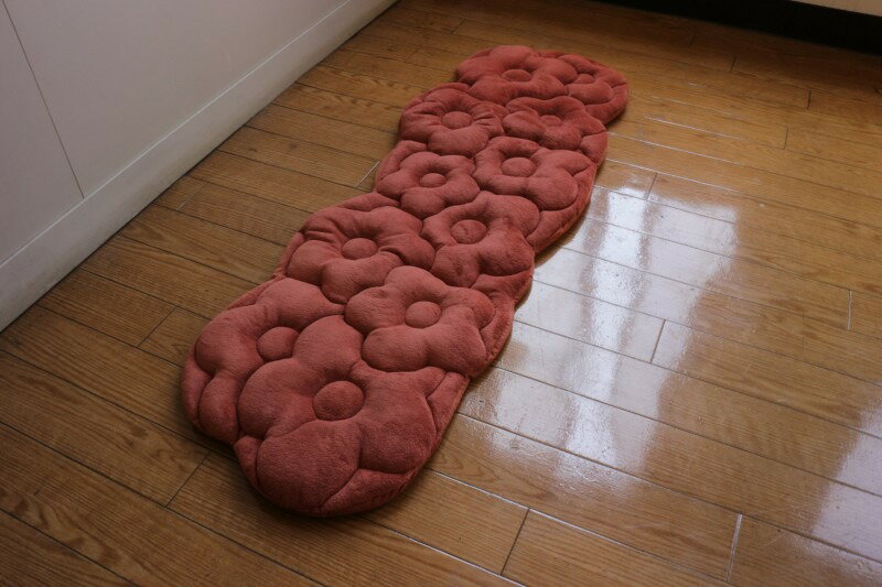 残り2枚　お花のもこもこシートクッション　レッド　　45X130　※別店舗での販売もあるため完売の場合あり