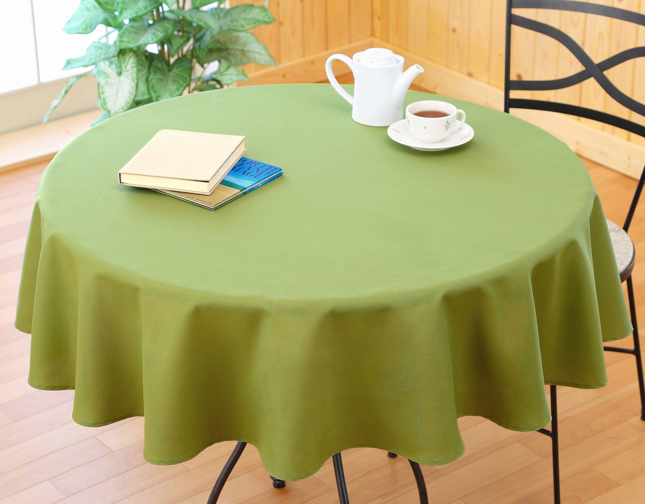 【はっ水テーブルクロス】【直径145cm】【ダークグリーン】しっかりとした生地のシンプルで使いやすい..