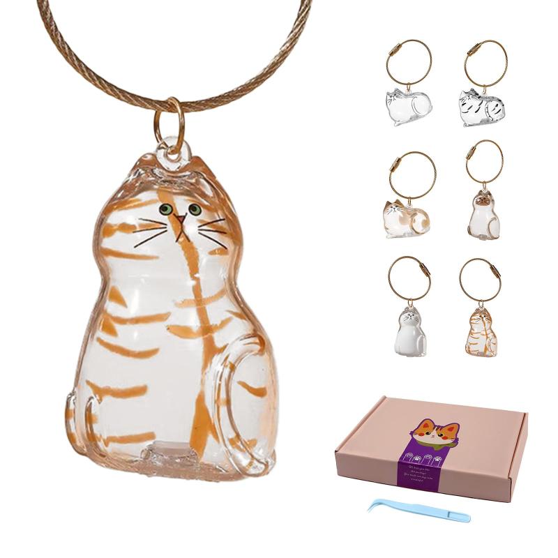 [Nomli] 猫 毛 キーホルダー セット ｜ 透明カプセル 猫 抜け毛 収納 ｜ ピンセット付き ギフトボックス入り✅ 1️⃣ 猫の抜け毛を入れて保管できる透明キーホルダー 日常のお手入れで集めた猫ちゃんの抜け毛を、透明カプセルに入れてすっきり収納できます。「猫の毛を入れるキーホルダー」として使える、シンプルな収納アイテムです。✅ 2️⃣ 中身が見えるシンプルな透明カプセル 透明度の高い素材を使用し、中に入れた毛が確認しやすい構造です。✅ 3️⃣6個セット・ギフトボックス入り 6個セットなので、用途別や保管用として使い分けが可能。箱入りで整理もしやすい仕様です。✅ 4️⃣ ピンセット付属で細かい毛も入れやすい 付属のピンセットを使えば、細かい抜け毛も簡単にカプセルへ入れられます。✅ 5️⃣ キーホルダーとして持ち運び可能 鍵やバッグに取り付けて使用できる、軽量でコンパクトなサイズです。