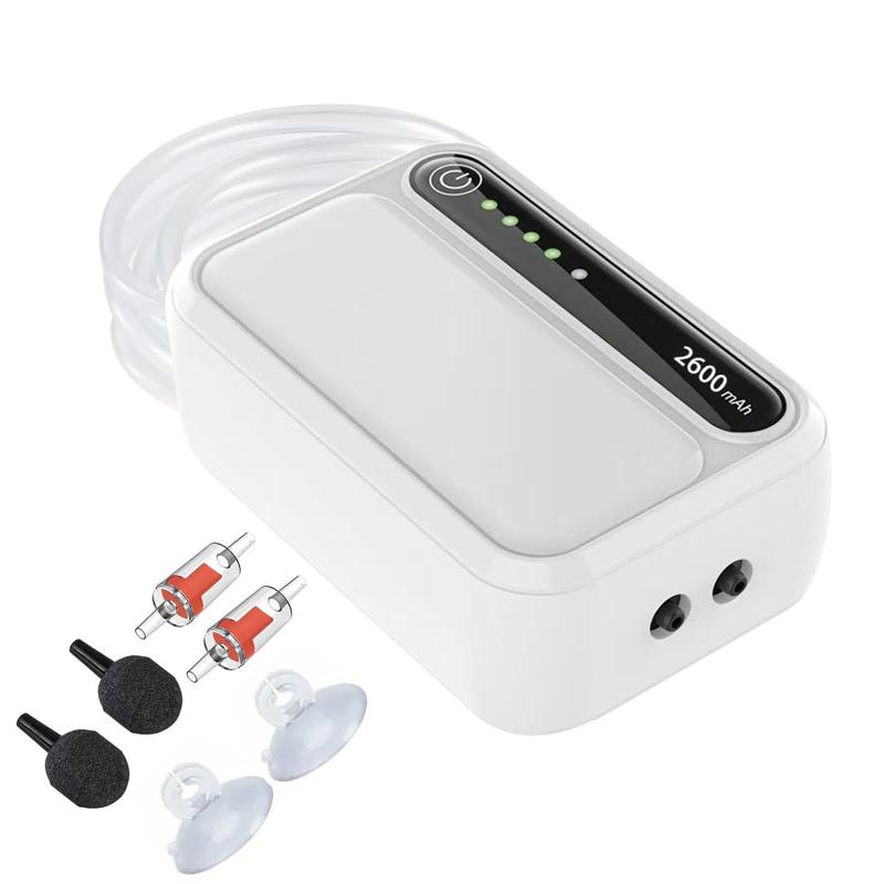 エアーポンプ 水槽/釣り THYESCOM 小型エアポンプ 停電自起動＆連続稼働＆間隔稼働モード 携帯酸素提供ポンプ 2600mAhリチウム電池内蔵 最大36時間動作 1.5L/min x2口空気排出量 静音設計 水槽/魚【リチウム電池内蔵】2600mAhの大容量リチウム電池を内蔵し、1.5L/MIN x2口の強力なエア供給を実現。連続稼働モードでは最大20時間、間隔稼働モードでは最大36時間の長時間使用が可能です。電池切れの心配なく、安心してご利用いただけます。【2つの稼働モード】連続でエアを供給し、安定した酸素供給を実現する「連続稼働モード」に加え、8秒間稼働し10秒間停止を繰り返す省エネ設計の「間隔稼働モード」も搭載。状況に応じてモードを切り替えることで、魚や水生生物に最適な環境を維持します。【停電自起動】電源接続時に停電が発生した場合、自動的にバッテリーモードに切り替わり、エアポンプが再起動します。これにより、突然の停電時でも魚が酸欠になる心配がありません。安心して水槽環境を維持できます。【静音設計】内部の音を逃がさない特殊密閉構造により、運転中の騒音を大幅に低減します。または、防振脚ゴムを採用し、振動の伝達を最小限に抑えています。寝室やオフィスなど、静かな環境でも気兼ねなくご使用いただけます。【多用途設計】エアーポンプの底部には滑り止めグリップが付いており、アウトドア釣りにも携帯しやすい仕様です。付属のアクセサリーを使って簡単に設置でき、室内外問わず幅広いシーンで活用可能です。屋外での釣り、室内の水槽管理、停電時など、さまざまな場面で大活躍。酸素を供給し、魚たちを元気に保ちます。