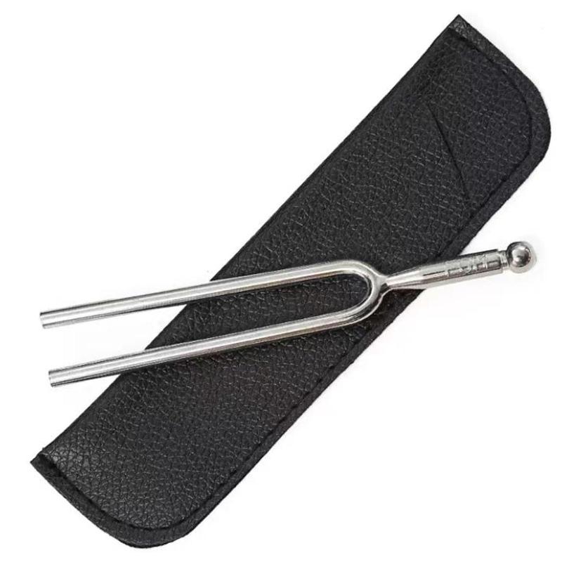 音叉 収納袋付き 音叉の傷を防ぐ 440Hz音叉 チューナー チューニング・フォーク 耐久性 バイオリン ギター 音合わせ 弦楽器 楽器用 コンパクト 持ち運び便利 Frenfluプロ仕様の440Hz高精度音叉：この音叉は国際標準ピッチA=440Hzに忠実に調律されたプロ用チューニング・フォークです。バイオリンやギターなどの弦楽器の正確な音合わせに最適。特殊合金を使用した耐久性の高い設計で、長期にわたって安定した音程を提供します。収納袋付きで常に清潔な状態を保てます。コンパクト設計で楽器練習に最適：手のひらサイズのコンパクト設計で、楽器ケースやポケットにすっきり収納可能。Frenflu独自の軽量構造で、音楽教室や練習スタジオへの持ち運びにも便利です。収納袋が付属しているので、大切な音叉を傷や汚れから保護します。クリアな倍音で正確なチューニングを実現：特殊加工により余計な倍音を抑えたクリアな基音を発生。楽器のチューニングがより正確に行えます。音楽初心者からプロミュージシャンまで、幅広いユーザーにお使いいただける高品質な音叉です。収納袋付きで持ち運びに便利：付属の専用収納袋で、バッグの中で他の物と接触しても安心。汚れや傷から音叉を保護します。コンパクトなサイズ感で、音楽教室やライブ会場への携帯に最適です。マルチユースで音楽活動をサポート：弦楽器のチューニングはもちろん、ボイストレーニングや音楽療法にも活用可能。こだわり設計で、音楽活動をトータルにサポートします。収納袋付きで、大切な音叉を長く愛用していただけます。