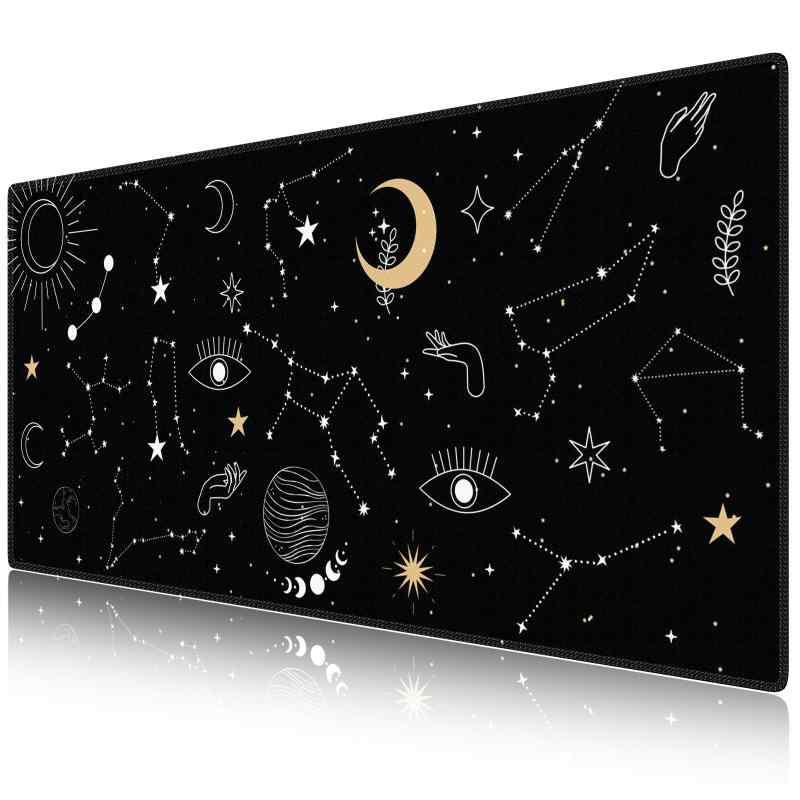 iCasso マウスパッド ゲーミング 大型 北欧風柄 デスクマット90x40cm 耐水性 清潔しやすい 滑り止め ゴムベースデスクマット 仕事 ゲーム オフィス ホーム用-SBD4【十分なスペース】マウスパッドは大判で、サイズは実に奥行き400mm、幅900mmと、マウスパッドとしてだけでなく、 デスクマットとしても使えます。キーボードもマウスも全部載せて使っても問題ありません。これだけ大きいとパッドがズレたりすることもないため、安心してダイナミックなプレイができます。可動範囲の広さで手首への負担が大幅カット。【安心の操作】表面は柔軟で、吸汗速乾、通気性の高い織物を採用して、あらゆるマウスに適合できます。滑りやすさとストッピングのバランスがよく、特にFPSで効果を発揮します。さらに、通常のマウスパッドよりも面積が広いことで、マウスの動かし方に制限がなくなり、ゲーム中の思わぬミスや事故を防げます。【ノンスリップベース】裏面はグリップ性が高まるマイクロテクスチャ仕上げの合成ゴム製で、滑りにくくなっていて、机の上にしっかりと密着し、安定性とコントロール性が確保されています。ゲームや仕事に集中するとき、パットのスライドによって引き起こされたマウスの操作ミスを心配なくなり、ストレスが軽減されます。【耐水性コーティング 】撥水加工を施すことで、水、コーヒー、ジュースなどの液体がこぼれたことによるダメージを効果的に防ぎます。 大型マウスパッドに液体が飛び散ったら、作業やゲームを遅らすことなく日々のお手入れや掃除もかんたんで、つねに清潔な状態で使えます。【高品質・多用途】ロックエッジ部分が丸く縫いこまれているため耐久性にも優れおり、折り畳んだり丸めたりできて持ち運びが簡単です。いろいろなおしゃれの柄がありますが、マウスパッドとして使う以外にも、デコレーションとしても適しています。恋人、家族、友達、上司、同僚にプレゼントするのにも最適です。