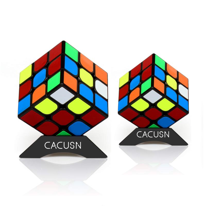 CACUSN 立体パズル 2個セット（3×3、3×3） 回転スムーズ 競技用キューブ 世界基準配色 パズルスタンド付き (世界基準配色 Ver2.0)【進化を遂げた最新版立体キューブ】内部構造を全面的に改良し、これまでにないスムーズな回転を実現。操作するたびに心地よい使用感を味わえるだけでなく、徹底的にこだわった精密設計により、競技練習用としても十分な性能を発揮する高品質モデルです。【幅広い年代で気軽に楽しめる】日常のストレス解消やちょっとした頭の体操、指先の運動に最適なアイテムです。お子様から大人、高齢の方まで、スキルレベルに関わらずどなたでも気軽に楽しむことができます。【強粘着設計で剥がれにくいカラーシール】カラーシールの粘着力を大幅に強化。長期間繰り返し使用しても剥がれにくく、鮮やかな発色と高い視認性を長く維持できる、耐久性に優れた設計を採用しています。【高品質ながらコストパフォーマンス抜群】精密な作りと安定した性能を実現しながら、手に取りやすい価格帯を実現。初心者の方のファーストモデルとしても、練習用のサブ機としても大変おすすめできる、コスパに優れた商品です。【ギフトに最適な専用パッケージ付き】お子様から高齢の方まで幅広く喜ばれる、洗練されたデザインの専用パッケージを採用。誕生日プレゼントや各種イベントの贈り物、記念品としても大変好評をいただいています。