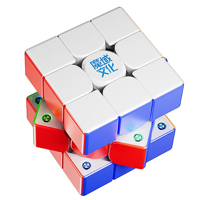マジックキューブ 3x3 moyu WeiLong V11 磁石内蔵 マグネット 魔方 競技用 立体パズル 回転スムーズ 上級者 初心者 フィジェットトイ (V11 M)【Moyu WeiLong V11 磁石内臓】 中にはマグネットが仕込まれていて、回転をアシストしてくれるキューブです。RS3M モデルは磁力がちょうどいいに設定されているため、初心者から達人までに最適だと思います。 実際まわしてみると、マグネットの強さは良く感じられます。【磁石キューブ 】マジックキューブ ステッカーレス 回しやすい構造、 内部構造が進化されたことで、スムーズに回すことが快感に変わります。しかも、ネジでキューブの回転しやすさが調整可能で、お好きの回しさまで調整できます。【競技用と知育玩具 】 マジックキューブ 競技用キューブと呼ばれるものは、一般に売られているものよりも動きが滑らかだったり、回転させるときの抵抗を調整したりすることができます。 FAVNIC M3.0競技用キューブを使うことで、キューブの回転におけるロスを減らしてタイム短縮に大きく前進します。お好きに硬さ調整】キューブのセンター部分はフタになっていて、これを開けるとネジが入っています。これを締めたり緩めたりすることで，上手さんたちにあう回しごこちまで自由に変える事ができます。【対象年齢7歳以上】質が良いABSプラスチック製で、耐久性があります。また、予備のキューブシールがあるので、元のシールが破れたときは、新しいシールに簡単に交換でき、長い間、キューブが綺麗に見えます。初心者でも6面を揃えることができます
