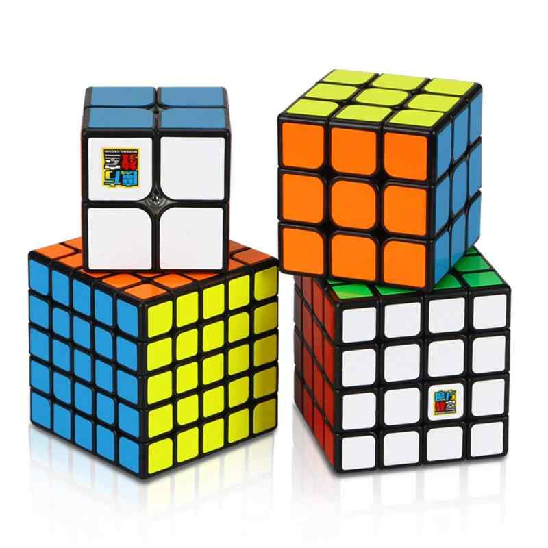マジックキューブ 3x3x3 立体パズル 回転スムーズ 競技用 知育玩具 脳トレ 初心者〜上級者対応 ストレス解消 パズルゲーム 子供から大人まで プレゼントに最適 (ブラック4個)【扱いやすさに配慮した設計】 手に持って操作しやすいサイズと構造を採用。初心者の練習用から日常のパズル遊びまで、さまざまなシーンで使用できます。(2)【視認性に配慮したカラー配色】 色の識別がしやすい配色設計を採用。各面の違いが分かりやすく、初めての方でも取り組みやすい仕様です。(3)【脳トレ・知育用途として活用】 集中力・記憶力・空間認識力を使いながら遊べる立体パズル。子供の学習サポートから大人のリフレッシュまで幅広く活用できます。（対象年齢6歳以上）(4)【日常使用に配慮した構造】 パーツのズレに配慮した構造で、安定した操作が可能。日常的な使用や繰り返しの練習にも適しています。(5)【持ち運びしやすいコンパクトサイズ】 3x3x3の標準サイズで、収納や持ち運びに便利。自宅・学校・オフィス・外出先など、場所を選ばず楽しめます。