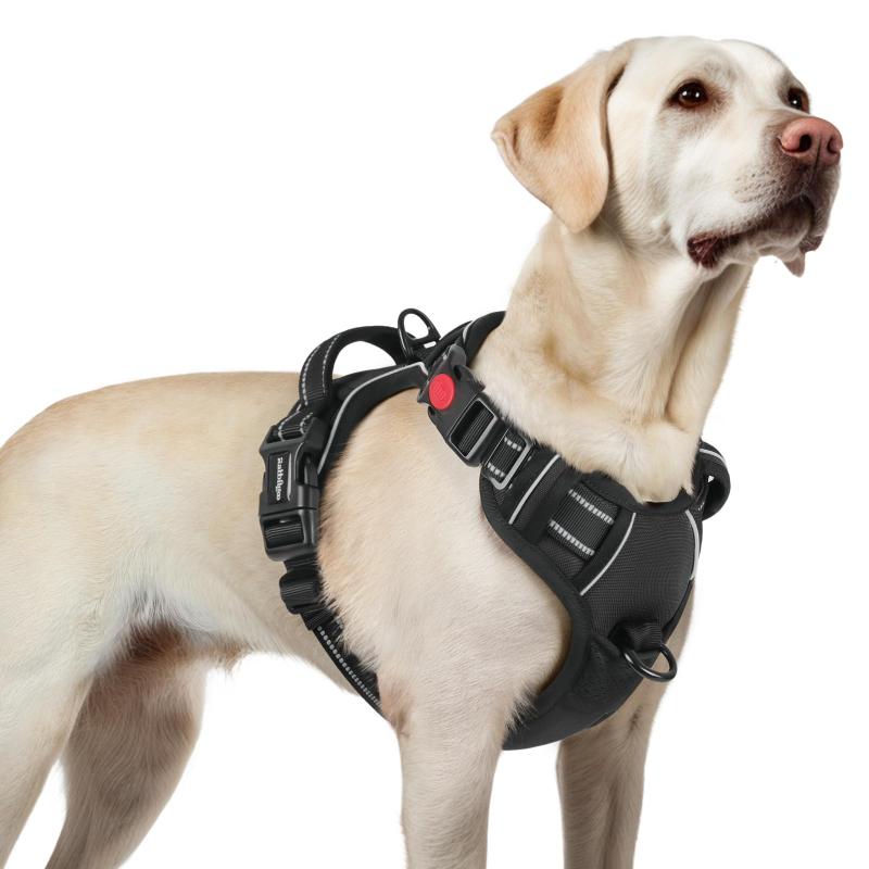 [最新型犬ハーネス]rabbitgoo 犬 ハーネス 犬用胴輪 小型犬/中型犬/大型犬 引っ張り防止 (ブラック L)ぴったりフィット感を実現：四ヶ所に調整可能な部分があり、ほとんどの犬種に適応し、自由な動きを確保しながらフィットします。首回りと胴回りにそれぞれ2つのストラップが付いているので、急成長期の犬のために特別に作られました。 サイズ情報：首回り54.6～68.6cm、胸回り58.4～87.4cm。着脱が楽で使いやすい：この犬用ハーネスは、首に1つ、胸に2つのバックルが付いているため、合計で3つのバックルがあり、着脱が非常に簡単です。犬の頭を通さずに装着できるため、毎回フィット感を調整する必要がありません。また、ご愛犬にとって咳き込みを軽減し、窮屈にも感じません。超安全なデザイン：この犬用ハーネスは丈夫なオックスフォード生地を使用し、強化された縫い目によって耐久性が高められています。首元のロックバックルは安全なフィットをし、極度の圧力下でも外れることを防ぎます。広範囲に光を反射するため、暗い夜道でも目立ち、遠くから注意を引き、夜の散歩などがより安心になります。耐久性が良い・柔らかい材質：内側には柔らかいスポンジメッシュを使用しており、ふわふわで擦れません。通気性が高く、長時間着用しても着心地が良いため、着たり脱いだりする手間が省けます。また、広めのデザインのハンドルにより、ワンちゃんの動きをより良く制御でき、安全性が確保されます。多様な使用シーンに対応：引っ張り防止の犬用ハーネスには、2つの金属製リーシュ取り付けポイントがあり、日常の散歩、ジョギング、ランニングなどの様々な活動に適しています。さらに、人間工学に基づいて設計されたトップハンドルは、追加のトレーニングサポートや持ち運びも便利です。