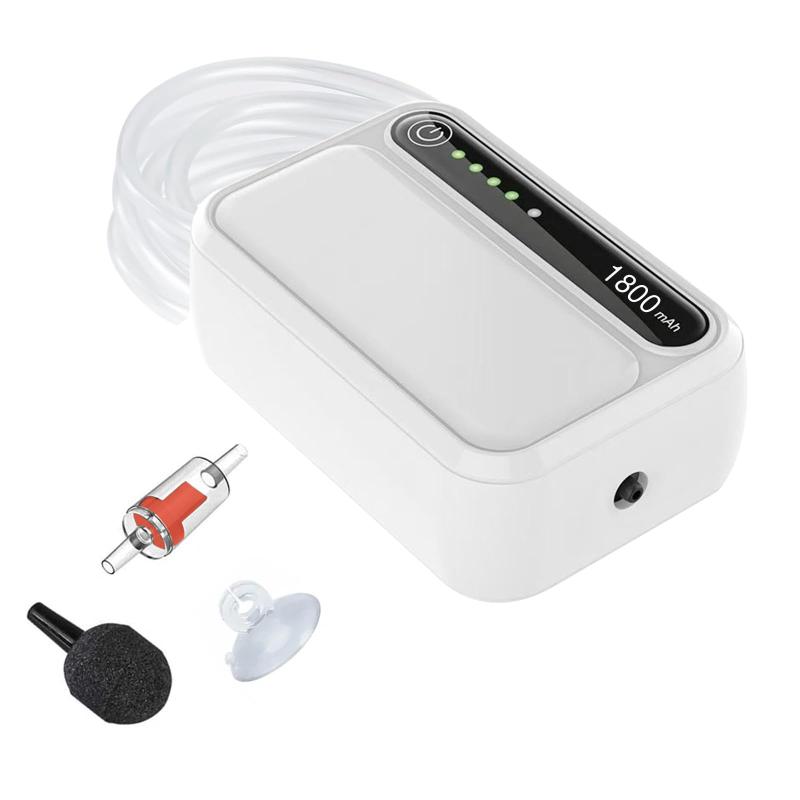 エアーポンプ 水槽/釣り THYESCOM 小型エアポンプ 停電自起動＆連続稼働＆間隔稼働モード 携帯酸素提供ポンプ 1800mAhリチウム電池内蔵 最大45時間動作 1.5L/min空気排出量 静音設計 水槽/魚の移【リチウム電池内蔵】1800mAhの大容量リチウム電池を内蔵し、1.5L/MINの強力なエア供給を実現。連続稼働モードでは最大24時間、間隔稼働モードでは最大45時間の長時間使用が可能です。電池切れの心配なく、安心してご利用いただけます。【2つの稼働モード】連続でエアを供給し、安定した酸素供給を実現する「連続稼働モード」に加え、8秒間稼働し10秒間停止を繰り返す省エネ設計の「間隔稼働モード」も搭載。状況に応じてモードを切り替えることで、魚や水生生物に最適な環境を維持します。【停電自起動】電源接続時に停電が発生した場合、自動的にバッテリーモードに切り替わり、エアポンプが再起動します。これにより、突然の停電時でも魚が酸欠になる心配がありません。安心して水槽環境を維持できます。【静音設計】内部の音を逃がさない特殊密閉構造により、運転中の騒音を大幅に低減します。または、防振脚ゴムを採用し、振動の伝達を最小限に抑えています。寝室やオフィスなど、静かな環境でも気兼ねなくご使用いただけます。【多用途設計】エアーポンプの底部には滑り止めグリップが付いており、アウトドア釣りにも携帯しやすい仕様です。付属のアクセサリーを使って簡単に設置でき、室内外問わず幅広いシーンで活用可能です。屋外での釣り、室内の水槽管理、停電時など、さまざまな場面で大活躍。酸素を供給し、魚たちを元気に保ちます。