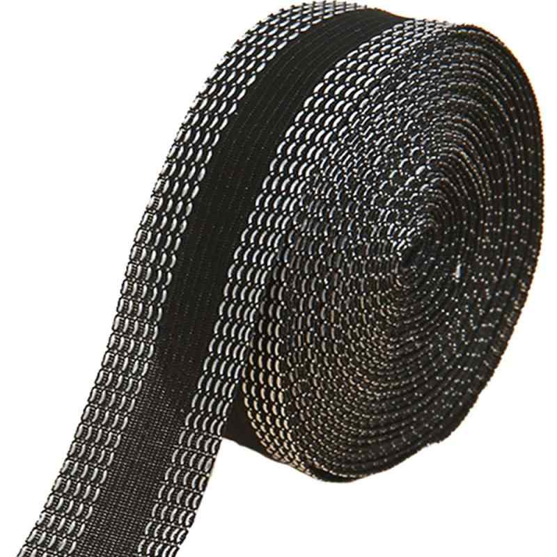 裾上げテープ 超強力 ズボン 接着剤 スカート 裾 テープ 裾上げ カーテン 洗濯可能 超ロングタイプ 粘着力拔群 裁縫上手 黒 (10m巻 25mm)【最新版 裾上げテープ】強力すそ上げテープは服を縫わずに裾上げができる便利なグッズです。裾上げテープをアイロンの熱で接着することで、裾上げテープは両端に各5本熱で溶ける接着剤を染み込ませる白い接着糸が織り込んでより強力に接着でき、生地の奥までのりが浸透ししっかり密着します 、洗濯やドライクリーニングでもはがれにくいです。【商品説明】裾上げテープ。素材：ポリエステル80% ナイロン20% 。耐久性も高。サイズ：幅25mmx長さ11mと，大容量で、でコスパ抜群。大容量裾上げテープは裾周りの広いスカートやカーテンのサイズ直しにも最適です。【初心者でも簡単に】糸や針を使わずに簡単に裾上げができ、面倒な縫い付けは必要ない、手縫いよりスピーディに仕上げ。洋裁苦手の人におすすめです。自宅で簡単に出来るアイロンで簡単に美しく、すそあげができます。【使い方説明】 (1)スチームアイロンを約（140-160°C）の間に設定してください。 (2)服をよく置いた後、長さを測定して、アイロンでを折った位置で線を折ってください。 (3)テープを準備、股下寸法を計り、必要分より2~3cm長く切る。 (4)カットしたテープを冷たい水に浸して、乾く絞ってください。 (5)接着面（白い糸分）を下にして置き、あて布をのせ、アイロンする。重力をかけて、約10-15秒間で完成できます【多用途】綿やウール素材、繊維からデニムまで、幅広い素材に使えます。ズボンやスカートなど衣類の裾上げだけでなく、カーテン、テーブルクロス、ベッドカバーなどのサイズ調整にも最適です。