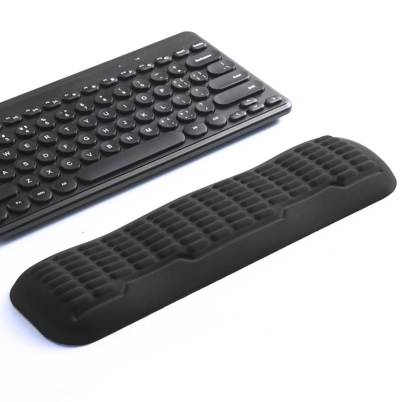 淳一屋 エルゴノミクス3.0アップグレード コンパクトキーボードリストレスト 波形カーブサポート 高反発メモリーフォーム 滑り止め付き 手首サポート 快適なタイピング体験（ブラック）【エルゴノミクス3.0アップグレードと波形カーブサポート】 淳一屋のキーボードリストレストは、新しいエルゴノミクス3.0設計を採用し、手首の自然なカーブにぴったりフィットする独自の波形カーブを備えています。このデザインは圧力を均等に分散し、長時間使用しても持続的な快適さを提供し、手首の負担を軽減します。タイピングやマウス操作がよりスムーズで楽に行えます。【エルゴノミクス3.0アップグレードと波形カーブサポート】 淳一屋のキーボードリストレストは、新しいエルゴノミクス3.0設計を採用し、手首の自然なカーブにぴったりフィットする独自の波形カーブを備えています。このデザインは圧力を均等に分散し、長時間使用しても持続的な快適さを提供し、手首の負担を軽減します。タイピングやマウス操作がよりスムーズで楽に行えます。【完璧なサイズと精密なデザイン】 サイズは約325 × 88 × 23mmで、コンパクトなキーボードに適しています。エルゴノミクスの波形カーブデザインで両手首をサポートし、一日中快適に使用できます。滑り止めシリコンベースがリストレストをしっかりと固定し、滑りを防ぎ、作業やゲーム中に精確で安定した操作を維持できます。【長時間の快適さ、疲れ軽減】 波形カーブデザインは、手首の疲労を効果的に和らげ、長時間の使用にも対応できるよう設計されています。手首をリラックスした自然な位置に保ち、数時間の連続使用後でも疲れを感じることなく、作業やゲームに最適です。【多用途、完璧なギフトアイデア】 作業、デザイン、コーディング、ゲームなど、淳一屋のキーボードリストレストは、手首に最適なサポートを提供します。家族、友人、同僚、ゲーマー、デザイナーに贈る完璧なギフトで、仕事や遊びの中で最大限の快適さと手首の健康を提供します。