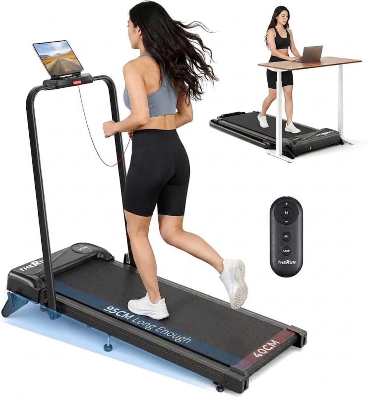 THERUN ランニングマシン 肘掛け付き, ルームランナー 耐荷重135KG, 10 KM/H トレッドミル, ランニングマシーン工具・ネジ外し不要の一体型折りたたみハンドル：ハンドルは本体と一緒に折りたためるため、工具やネジ外しは不要。支えのあるランニングと、デスク下のコンパクトなウォーキングを数秒で切り替えられます。組み立ての手間を省き、狭い部屋・在宅ワークスペース・シェアハイスにも置きやすい、家庭用 ルームランナーです。ハンドルタッチパネル＋リモコンの2way操作：走行中でもハンドルのタッチパネルかワイヤレスリモコンで起動・停止・速度調節ができるため、歩みを止めずに操作できます。前かがみになる必要がなく、快適なトレッドミル 家庭用トレーニングをサポートします。速度・距離・時間・カロリーをLEDディスプレイにリアルタイム表示。2.5HPモーター、速度1～10km/h：家庭でのウォーキングからジョギング、軽いランニングまで、安定したパワーで対応。耐荷重は135kgで、同クラスの一般的なウォーキングマシンより幅広い体格の方に使っていただけるランニングマシン 家庭用モデルです。約45dBの静音設計で時間を選ばない：走行部とモーターを静音チューニングし、走行音は約45dB。早朝・深夜・ビデオ会議中でも、家族・同居人・同僚の邪魔にならず使える静かなランニングマシーンです。リビングにも寝室にも置きやすいコンパクトサイズ。5層滑り止めベルト＋衝撃吸収構造：走行面は95×40cmのゆとりある広さ。5層構造の滑り止めベルトとシリコン製ショックアブソーバーが着地時の衝撃を緩和し、快適な歩行・ランニングをサポート。ウォーキングマシン 家庭用としても、本格的な運動用としても幅広く活用できます。