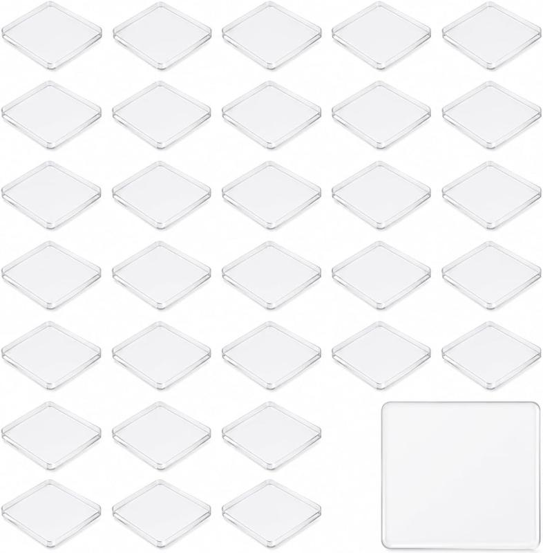 耐震ジェル 耐震マット 50枚入り 40×40×5mm【安心の耐震ジェル】耐震マットと耐震ジェルを兼ねた透明パッドです。4×4×0.5cmの厚みで家具の下に敷きやすく、地震対策や転倒防止に使えます。目立ちにくい透明タイプで、棚や小物家電の外観を邪魔しにくい設計です。【強力な転倒防止】粘着ジェルが接地面に密着し、家具転倒防止やテレビ 転倒防止として活躍します。棚、冷蔵庫、電子レンジ、花瓶、置物などの下に貼るだけで、日常の揺れやズレ対策にも使えます。50枚入りで広く配置できます。【洗って再利用可能】ほこりが付いた時は水洗いして乾かすと粘着力が戻りやすい仕様です。貼り直しや位置調整もしやすく、転倒防止マットとして家庭、オフィス、防災用品の備えに無理なく追加できます。40×40mmの小型です。【防振と滑り止め】透明の耐震ジェルマットが振動を吸収し、機器や家具のズレを抑えます。防振マット、滑り止めマットとしてスピーカー、プリンター、ラック周りにも使いやすく、床や天板をすっきり保てます。50枚を分散配置できます。【50枚入りで広く対策】50枚入りなので、リビング、寝室、キッチン、書斎など複数箇所に分けて使えます。40×40×5mmサイズで、小物から家電まで地震対策 ジェルをまとめ買いしたい方に便利です。透明で目立ちにくいです。