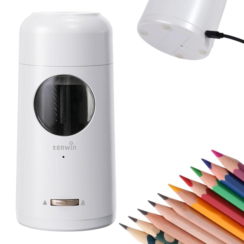 Tenwin スーパー全自動鉛筆削り 電動鉛筆削り 電動シャープナー 子供用 6-12mm鉛筆 コンパクト 安全設計 自動停止 USB充電 芯の3段調整対応 削りすぎ防止 ふと軸 小学生 文房具 美術 事務用 勉強【完全自動＆子ども向け安全デザイン】子供の手でも簡単操作し、鉛筆を上からまっすぐさすと、自動的に吸い込み、グルグル削り始めます。削りあがったら、また感知できて、自動的にでてくるタイプ。手を放してOK。また、USBコードレス充電式。たった2時間の充電で、600回以上の連続削筆が可能。まるみを帯びた角と子供の遊び心を感じさせるデザインで、手に傷つけない安全性が保障できて、子供でも安全的に操作可能。【芯先太さ調整機能】絵画・公文式鉛筆・受験用シャープ芯まで対応ために、この鉛筆削りはペン先の太さを3段階調節することができます。6〜12mmの鉛筆、色鉛筆、チャコールペンシルすべてに適合しますが、クレヨンやワックスペンシルには適していません。全規格対応できる、くもんさんの太い鉛筆も差して削れます。【ダストボックスのデザイン】 大幅な容量アップを実現した透明タイプの鉛筆削り専用ダストボックスです。削りくずの収集状態が一目で確認できる透明設計により、いっぱいになるタイミングがわかりやすく、交換や廃棄の手間を効率化します。また、ごみ箱は上方へ開く構造を採用しているため、使用中や移動時に削りくずが飛び散る心配がなく、周囲を汚すことなく清潔で快適な作業環境を保ちます。【安心に使える安全機能】リビング学習に最適なコードレス充電式の電動鉛筆削り。細長いスタイリッシュな形状でコンパクト。ダストケースを外すと作動しない安全仕様で、手に傷つけない安全性が保障できて、子供でも安全的に操作可能。ムダ削り防止機能つき。また、安全装置の設計により、過熱時または上蓋が開いているときにシャープナーが自動的に停止し、使用者とシャープナーを保護します。滑り止めシリコンパッドで安定して動作し、誕生日、休日、クリスマス、学校の賞など、子供、家族、子供、学生、教師、友人への素晴らしい贈り物です。【耐久性に優れるスパイラル刃】耐久性に優れたスパイラル切削刃を使い、高速回転で削り切れる。3～5秒以内に鉛筆を完璧に削りあがれます。耐久性、高効率に優れている。い安全仕様で、手に傷つけない安全性が保障できて、子供でも安全的に操作可能。ムダ削り防止機能つき。また、安全装置の設計により、過熱時または上蓋が開いているときにシャープナーが自動的に停止し、使用者とシャープナーを保護します。滑り止めシリコンパッドで安定して動作し、誕生日、休日、クリスマス、学校の賞など、子供、家族、子供、学生、教師、友人への素晴らしい贈り物です。