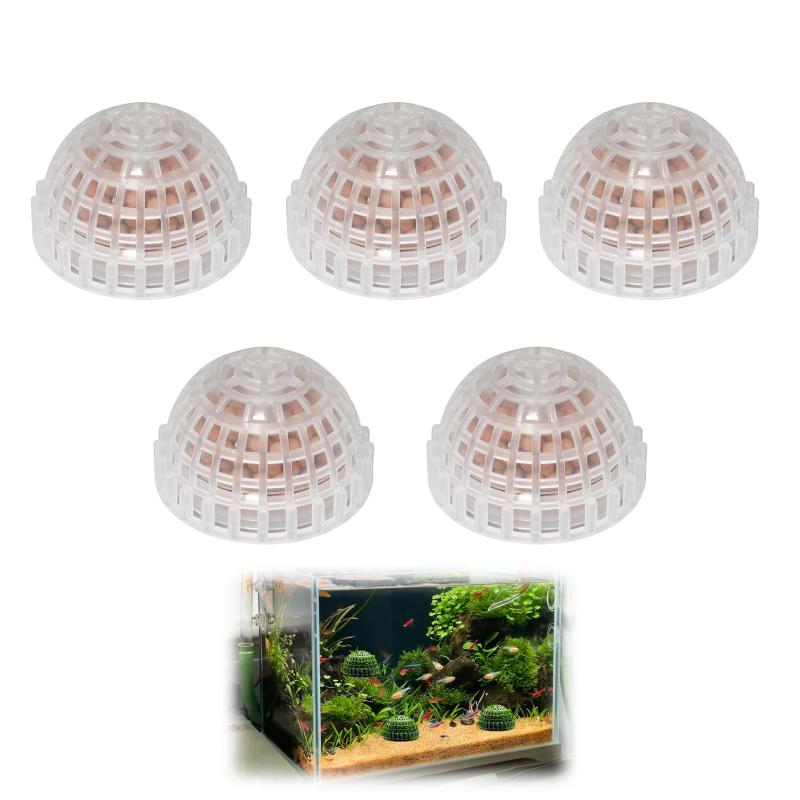 Zhejia 5個セット モスボール 水草その前に モスドーム ウイローモス 水草 モス マット 水族館モスボール 水槽用モスボール 植物ホルダー 植物栽培 玉水生コケ 水槽飾り 透明 透明景観水槽ア【簡単育成スタート】 モスボールを使えば初心者でも手軽に水草栽培が始められます。容器にウイローモスを入れるだけで繁殖を促進し、岩や流木への糸巻き固定が不要に。増殖後は追加のモスボールへ移すことで美しいマット状に育成可能。アクアリウム初心者でも緑豊かな水中景観を簡単に維持できます。【自然な繁殖環境】 モスドーム構造がウイローモスの成長を最適化。従来手法より効率的にモスを繁殖させ、増えた分は新たなモスボールへ移殖可能。数が増えるほど敷き詰めたような緑の絨毯が完成し、水槽レイアウトの視覚的深みを創造します。小魚やエビのナチュラルな隠れ家としても機能。【素材の信頼性】 水質に影響を与えない特殊プラスチック製のモスボール。化学物質を放出せず生体へ優しい設計で、長期使用でも劣化しにくい特性を持ちます。透明な容器が水草の成長過程を可視化し、モスの健康状態を確認しながら栽培管理できる点が特長。【生態系サポート機能】 付属ミネラルボールが水中へ有益な成分を徐放。ザラついた表面がバクテリアの定着を促進し、モスドーム内部で自然な水質浄化サイクルを形成。ウイローモスの育成環境を整えると同時に、魚やエビの生息環境を総合的に向上させる効果を発揮。【空間活用の妙】 直径5cm×高さ3.5cmのコンパクト設計で、モスボールは狭いスペースにも配置可能。複数配置すればマット状の緑地帯が作れ、レイアウトのアクセントに。水槽の底砂に埋め込む・流木に設置するなど多様な活用方法で、水草レイアウトの表現幅を広げます。