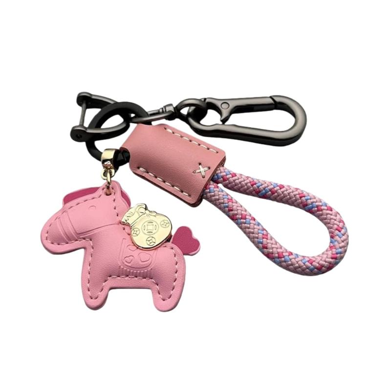 [TXIYLJ] キーホルダー 革製品 レザー バッグチャーム 車のキーリング 2026年 馬年 縁起物 ギフト 財布 皮革 馬のチャーム 鞄に付ける為 通勤旅行用PUレザーメタルキーホルダー織りロープ付き