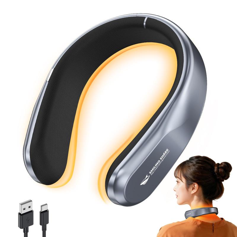 Smiling Shark ネックウォーマー 首温熱器 JD-Q1【U型デザイン・寒さ対策・充電式カイロ】ネックケア 首ウォーマー ヒーター 暖かい 首掛け 4段階温度調節 操作簡単 静音5秒急速発熱 USB充電式 8【5秒急速発熱・U型デザイン】 ネックウォーマーJD-Q1はボタン1プッシュで即起動し、わずか5秒で首元に直接温かみを届け、寒さを瞬時に緩和できます。人間工学に基づいたU字型の設計で、首元のカーブに沿って隙間なく包み込みます。また、肌に優しい柔らかい素材を使用しているため、長時間接触しても違和感がなく、リラックス感も得られます。さらに、首の動きを妨げないサイズ感で、デスクワークをしたり歩行したりする日常の動作にも支障を来すことがありません。【4段階温度調節・四季の寒さ対策】 充電式カイロは4つの温度モードが備わっており、切り替え順番は45℃-50℃-55℃-60℃です。45℃（ほのかな暖かみ・室内待机/睡眠前）、50℃（やさしい温感・日常オフィス/教室）、55℃（しっかり暖かさ・外出散歩/通勤）、60℃（強力温感・低温キャンプ/冬季屋外）の4モードを搭載しております。周囲気温や体感に応じて自由切り替え、1 台で四季の寒さ対策に対応できます。【8000mAh 大容量バッテリー＆USB充電式】 JD-Q1は8000mAhの大容量バッテリーを搭載しており、使用時間が大幅に延長され、長時間の防寒ニーズに応えられます。フル充電後、温度モードに応じて最大6時間の連続使用が可能です。朝の通勤時間から午後の外出散歩まで、1 回の充電で一日中の暖かさをサポートします。また、USB充電式なのでどこでも充電でき、電源切れの不安を解消します。（* 製品は未使用時に自然放電するため、初回使用前に必ず満充電してご使用ください。）【高級感外観＆実用性・素敵なギフト】 シンプルで洗練されたデザインは、日常使いにも違和感なく、どんな服装にも自然に合わせられます。寒さをしのぐ実用性と、見た目の良さから、クリスマス・母の日・誕生日などの贈り物に最適です。自分用はもちろん、彼女・母親・妻への「温かみの贈り物」として物理的な暖かさだけでなく、贈る人の心意まで届ける特別なアイテムです。【持ち運びやすい・様々なシーンに活躍】 本製品はコードレス設計で、充電後は束縛なく首を自由に動かせ、日常行動に支障がありません。本体が軽量で長時間着用しても首に負担がなく、コンパクトサイズはバッグに収納しやすく持ち運びも便利です。また、使用範囲は広く、屋内では寝室のリラックス時、オフィスのデスクワーク時に最適。屋外では冬季公園での子供との遊び、郊外のキャンプ・ハイキングにも活用でき、いつでもどこでも使えるいいアイテムです【安心サポート・1年間】 ご購入日から1年間の安心長期が付いております。期間内に初期不良・自然故障などございましたら、弊社は交換サービスを提供いたします。お気軽にご連絡ください。迅速かつ丁寧に対応いたします。