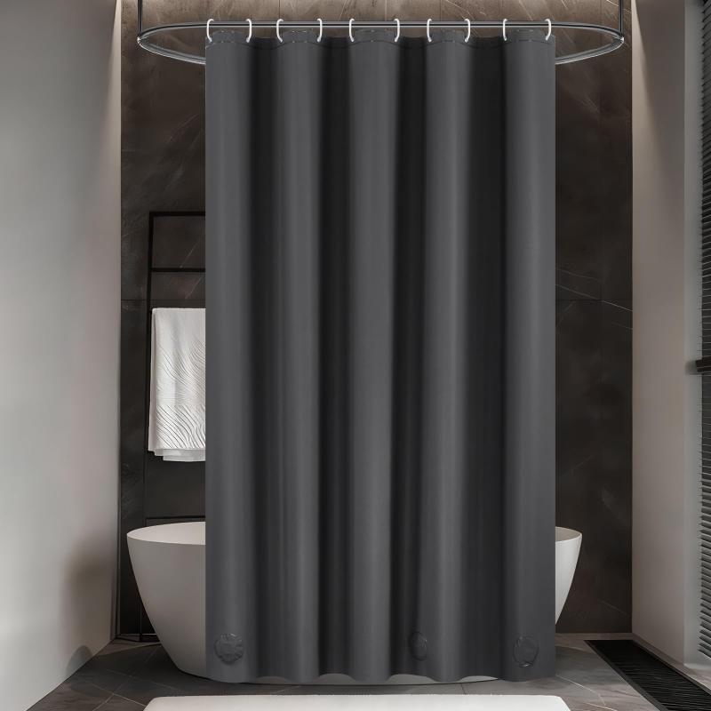 AooHome シャワーカーテン ダークグレー 100%防水 PEVA 保温 防寒 防カビ加工 150cm丈 120cm幅 バスカーテン ユニットバス 浴室 北欧 清潔 フック付き 取付簡単【防水防カビ加工】PEVAを採用、100%防水効果があります。防カビ処理済みでいつでも衛生的で清潔に保つ、柔らかくて肌触りよい、いつも バスタイムが快適になるお風呂カーテン。 お手入れ簡単で汚れても、タオルで拭いてすぐ乾燥し、きれいになります。【目隠し・グレー無地デザイン】グレー無地色で外から見えない、プライバシーを守ります。浴室カーテンでもあり、カーテンライナーでもあり、コーディネートがしやすい無地のグレーシャワーカーテンです。高級ホテルにはよくご利用いただけます。【保温・デザイン】PEVA素材のため、断熱性がよく、部屋暖房ロス抑制、保温効果があり、寒い冬でも安心できるバスカーテン。シンプルな無地の真っ白なデザインによりバスルーム内の光を遮ることなく、狭いユニットバスでも圧迫感を感じさせません、いつも明るく快適に使用することができる保温シャワーカーテンです。 バスルーム、アパート、ユニットバス、洗面所、キッチンなどいろんな場所に使えます【お手入れ・取付簡単】100%防水で汚れでも、洗濯必要がない、タオルで拭いてもすぐキレイになります。掃除時間を節約できます。プラスチックC型カーテンリング1セット付で取付簡単が便利になります。【耐久性あり】無地 防錆金属ハトメが付き、変形しにくく、丈夫で長持ち使用できます。大きめのマグネット付きのある裾は、カーテンの位置を適切に保つし、フィット感がいい。サイズ：幅120cm×丈150cm　素材：PEVA材質　仕様：防水防カビ　パッケージ内容：本体*1+カーテンリング*1セット　カラー：グレー