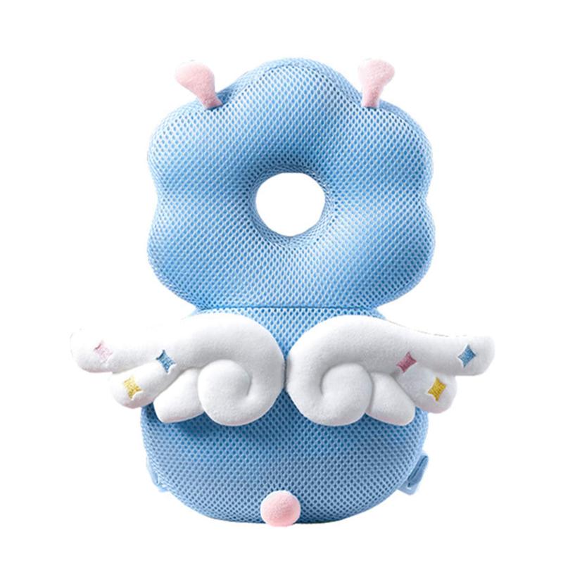 Sonriia ベビー あたま ガード ヘッドガード ごっつん防止リュック クッション 転倒防止 怪我防止 肩紐調節可 5ヶ月以上用 安全対策 出産祝い プレゼント ギフト (エンゼル-ブルー-テンセル)【成長のプレゼント】ごっつん防止リュックは、赤ちゃんが歩くことを学ぶときに欠かせないアイテムです。オールシーズン対応、かわいいエンゲルの設計で、出産祝い、お孫さんへの贈り物にもおすすめです。【柔らかな素材＆通気性抜群】中身は軽くて回弾力バツグンのPPコットンを使用しており、ふんわりとした肌に優しい素材です。表地は肌触りがなめらかで通気性もよく、汗をかきやすい赤ちゃんにも快適にお使いいただけます。おすわりしていると思たら、ゴロンと転がっていたりする赤ちゃん、万一床や机にぶつかった時の衝撃を和らげます。【頭部保護】中空の構造のために、頭部分は蒸れずに通気性と安定性が抜群です。外部からの衝撃を和らげて、赤ちゃんの頭部をしっかり守ってくれます。【肩紐自由調整】肩紐を自由に調整できるので、健やかに育つ赤ちゃんのショルダーサイズにも自由に調整可能です。 それに、赤ちゃんの成長に合わせて調節することができます。補助の横ひもが付きます。【製品情報】サイズ：約22×35cm メイン素材：ポリエステル