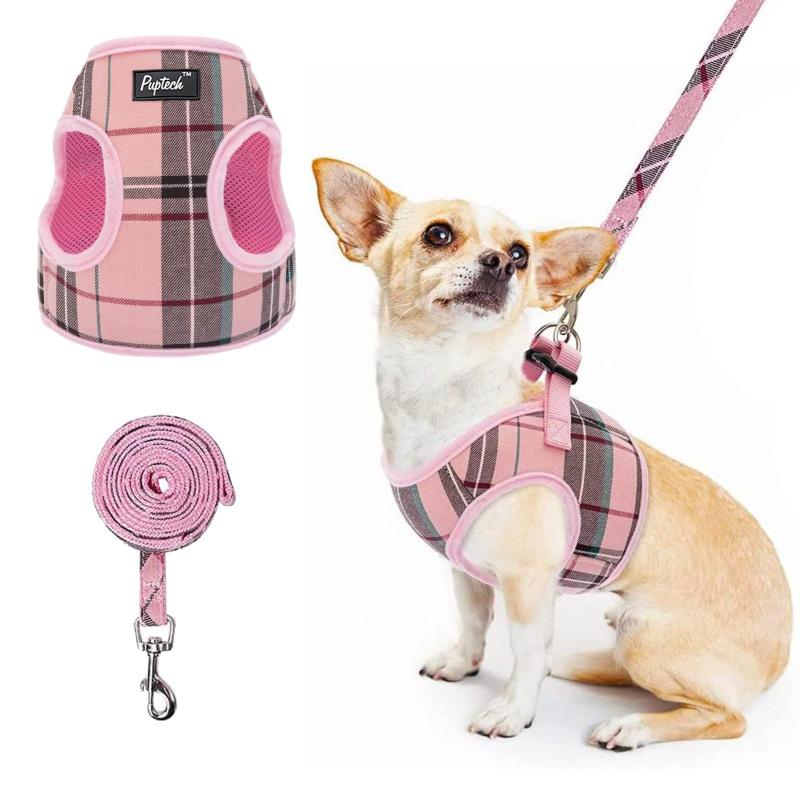 PUPTECK 犬 ハーネス リード セット 胴輪 抜けない サイズ調整可能 軽量 通気性 ソフト 柔らかい 快適 着脱簡単 喉に優しい 引っ張り防止 耐久性 散歩 安全 介護 しつけ 可愛い おしゃれ 小型犬【サイズ】：「XSサイズ：胸周り35-38cm、リード長さ1.5m、適応体重1-2.7kg」 「Sサイズ：胸周り38-40cm、リード長さ1.5m、適応体重1.4-4.1kg」 「Mサイズ：胸周り40-43cm、リード長さ1.5m、適応体重3-6.4kg」。 ご注意：注文前に愛犬のサイズを測定し、適切なサイズをお選びいただけます。サイズの間で迷われた場合は、ワンサイズ上をお選びいただくと、成長しても長くご使用いただけます。ご購入前に必ずサイズ表をご確認ください。【軽やかで通気性抜群】 ポリエステル素材を採用し、とても軽くて快適な着け心地を実現。全面にエアメッシュ生地を使用しており、通気性に優れているため、暑い季節や長時間の散歩でも蒸れにくく、ワンちゃんの体温を適度に保ちます。体へのフィット感も良く、動きやすいデザインなので、歩くのが好きな犬や活発な犬にも最適です。軽やかな着け心地で、ワンちゃん自身も違和感なく過ごせるので、毎日のお散歩がもっと楽しくなります。【簡単装着・ストレスフリー】 首からかぶせないステップイン式。初心者の飼い主でも簡単に操作できます。クイックリリースバックルを開けて、愛犬の頭と前脚をハーネスに通し、バックルを閉めてサイズを調整するだけで完了です。動き回るワンちゃんや、じっとしていられない子にも簡単に着けられます。飼い主さんも手間なく使えるので、忙しい朝や急いでいるときにも便利です。【首に負担をかけない安心設計】 ハーネスは胸と肩に力が分散される設計になっており、首に負担がかかりません。引っ張り癖のあるワンちゃんでも、首を締め付けることなく、呼吸も楽にできます。さらに、マジックテープ・クイックリリースバックル・2つの金属Dリングの三重の安全構造で、しっかりと愛犬を守ります。【クラシックなチェック柄】 シンプルでありながら洗練されたチェック柄は、どんな犬種にもよく似合い、飽きのこない定番デザインです。落ち着いた色合いと上品なラインが、愛犬の可愛らしさとスタイリッシュさを引き立てます。季節やシーンを問わず使えるので、1枚持っているととても便利です。流行に左右されないクラシックなデザインで、長くご愛用いただけます。