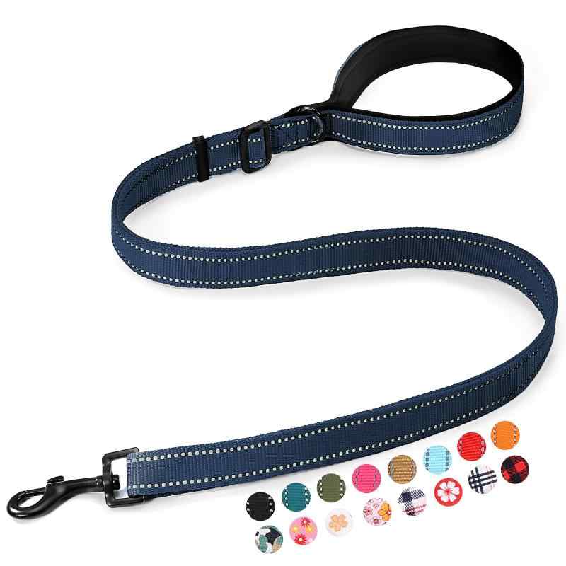 [2026最新型 犬用リード]BaoCheng 1本で110〜180cmまで長さ調節 小型犬/中型犬/大型犬用 定番リード ペット用品 通気性 散歩 可愛い クッション付きハンドル 小物取り付け可能(ダークブルー)110cm〜180cmのワンタッチ調整可能：愛犬の体格やシーンに合わせて、110cmから180cmまでスムーズに長さ調節が可能。散歩からトレーニングまで、あらゆる場面で快適にご利用いただけます。サイズ調節機能により1頭ずつでも多頭でも使いやすく、犬種、環境による使い分けも可能です。豊富なカラーでお揃いコーデが可能:当社のペット用ハーネスとお揃いのデザイン・カラーを複数ご用意。愛犬のおしゃれをトータルでコーディネートでき、より一層の一体感を楽しめます。握り部分に厚手クッション素材を採用:ハンドル部分には高密度スポンジを内蔵。長時間の散歩でも手が痛くなりにくく、しっかりとしたグリップ感で急な引っ張りにも安心です。最大47kgの強度テストをクリア:頑丈なナイロン素材と耐久構造により、47kgまでの引っ張り強度を。大型犬や活発な犬種にも安心してご使用いただけます。人間工学に基づいた疲れにくい設計:手の形にフィットする曲線と適度な柔らかさにより、負担を軽減。飼い主様の手に優しく、愛犬との散歩がより楽しい時間になります。耐久性・軽さ・安全性を兼ね備えた素材を採用。毎日のお散歩にぴったりです。