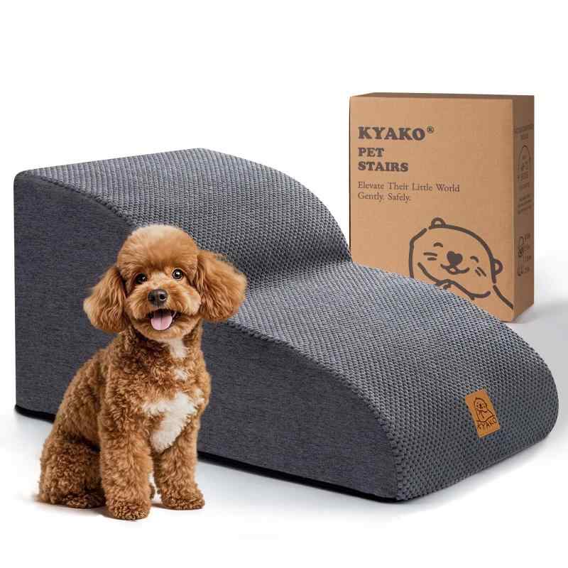 KYAKO(キャコ) 犬 階段 スロープ 高さ30CM ペットステップ ドッグステップ 洗えるカバー 滑り止め&amp;取っ手付き 2段UP，GRAY【35D高反発ウレタン＆関節ケア】 35D高反発ウレタンを採用したドッグステップは、小型犬から中型犬の体重もしっかり支え、長期間使っても型くずれしにくいつくりです。優れたクッション性で関節への負担をやさしくケア。ジャンプが苦手な子も、足腰が気になるシニア犬も、のぼりおりしやすく設計されています。【滑り止めベース＋ファスナーガード】 ペットスロープのベース全面に滑り止め加工を施しているので、フローリングやクッションフロアでも安定感バツグン。カバーにはファスナーの引き手を保護するポケット付きで、いたずらっ子が誤って噛んでしまう心配もありません。【ハンドル付き＆真空パックでらくらく】 犬 階段は届いた時は真空パックなので、そのままお部屋へラクラクお運び。広げて温かい場所に置けば、自然にふっくらと膨らみます。組み立て不要で、忙しい方にもぴったり。背面ハンドルで持ち運びも簡単、お掃除やレイアウト変更の時も重宝します。【カバー丸ごと洗えて清潔をキープ】 犬 ステップのカバーはファスナーで簡単に取り外せ、中性洗剤で手洗い・洗濯機洗いOK。抜け毛やちょっとした汚れもサッと落とせて、いつも清潔に使えます。愛犬との毎日を気持ちよく過ごすための、衛生面へのこだわりです。【ナチュラルカラー＆コンパクト設計】 落ち着いたベージュ・グレー・ブラウンの3色展開。リビングのソファ横や寝室のベッドサイドにすっきり収まり、お部屋の雰囲気を邪魔しません。ペットステップの表面は肌触りのよいコール地、側面は汚れに強い雑色生地で、実用性とおしゃれを両立しています。【表記切替中のご案内】全モデルのウレタン素材が 35D にグレードアップされました。切り替え期間中のため一部の箱の表記が「30D」のままですが、製品自体はすべて 35D 素材となっております。順次表記を更新してまいりますので、ご理解いただきますようお願いいたします。