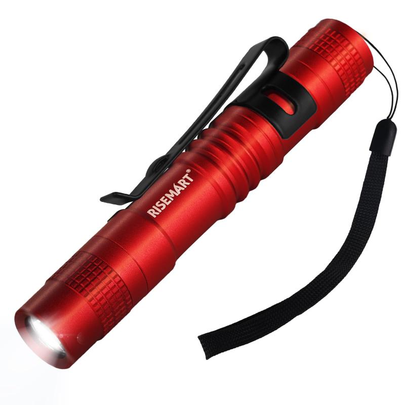 LED懐中電灯 ペンライト 小型 超軽量 120ルーメン 高輝度 最大100m照射 防水 アルミ合金 クリップ付 単4電池式 防災 作業灯 キャンプ🔦【スマホより小さい超軽量LED懐中電灯】長さ9cm×直径1.5cmの超コンパクトサイズ、重さはわずか20gの小型懐中電灯。スマートフォンよりも小さく、ポケットや小さなバッグ、ポーチにもすっきり収まります。軽量設計なので持ち運びやすく、長時間持ち歩いても負担にならず、通勤・通学・旅行などの外出時に便利に使えるだけでなく、室内作業や修理にも最適です。暗いクローゼット内での作業や机上での詳細作業などにも活躍します。必要な時にすぐ取り出せる安心感をお届けします。💡【120ルーメンの明るさ＆高演色性LED】高輝度XPE LEDチップを採用したLED懐中電灯で、最大120ルーメンの明るさを実現。照射距離は最大100mと、夜道でも遠くまでしっかり見渡せます。高演色性の光は対象物の色をより自然かつ鮮やかに再現し、細部までくっきり。均一な配光により、スポットも周辺光も見やすく、作業台や書斎での精密作業、夜間の修理作業、車内でのライト作業にも理想的です。また、キャンプや夜間ランニング、サイクリングにも活躍します。🛡️【頑丈なアルミ合金製、防水＆耐衝撃】高品質アルミ合金を採用した小型懐中電灯、軽さと強さを両立。高所からの落下や重い物の圧迫にも耐えられる頑丈な構造、耐衝撃性抜群、耐摩耗性にも優れています。密閉性が高く、防水仕様で雨天や水しぶきの中でも安心して使用可能。アウトドアや日常使用でも長くお使いいただけます。手に馴染む質感で握りやすく、修理作業中にうっかり落としても壊れにくい設計で、非常時や過酷な環境でも頼りになります。📎【便利なクリップ＆ストラップ付きで持ち運び自由自在】こちらのLED懐中電灯は付属のクリップでポケット、バッグ、ベルト、帽子のつばなどに簡単固定可能。ストラップを手首やバッグのループに付ければ、落下防止や紛失防止にも役立ちます。超軽量設計と合わせて、持ち運びやすさは抜群。防水LEDライトとして、日常の外出から室内の作業、車内での確認作業など、いつでも手元に置ける便利さを提供します。🚨【単四電池1本でOK、防災用品としても活躍】本製品は単四形乾電池（AAA）1本で動作する小型懐中電灯です（電池は付属しておりませんので、別途ご用意ください）。停電や災害時など特殊な状況での防災ライトとして信頼でき、車内、玄関、非常用持ち出し袋に常備しておけば、緊急時にも安心して使用できます。室内の修理や緊急時の使用にも最適です。また、アウトドアやキャンプなどにも活躍しますが、特に室内作業や夜間の手元ライトとして非常に便利です。