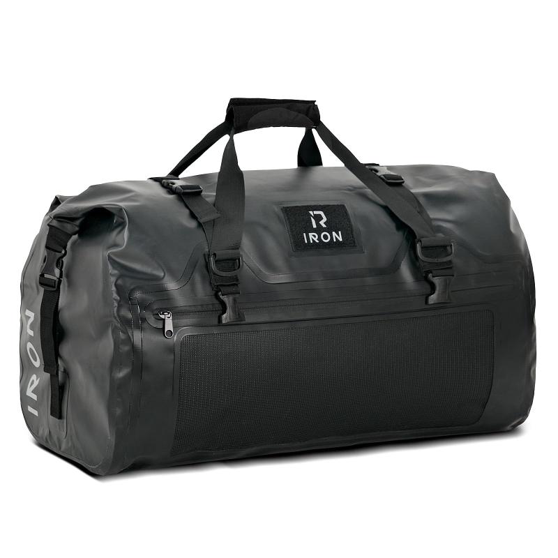 IRON JIA'S バイク シートバッグ 70L 防水バッグ ツーリングバッグ ショルダーストラップ付き【優れた防水性】IRON JIA'Sのバイクシートバッグは、500D PVC素材で、縫い目のなく高周波溶接による高い防水性を誇ります。ロールトップデザインを特徴とし、優れた防水性能をします。 あらゆる天候や豪雨に対応し、高温、高湿、低温の環境にも耐えることができます。革素材に比べ、日光や雨にさらされても傷んだりひび割れたりすることがありません。また、排気バルブを使って中の空気を抜き、かなりコンパクトになって走行中の風の影響も最小限で済み、走行時カーブや急ブレーキでブレることなく固定ができ、安定性も高めます。17700kmの走行距離でも、問題なく使用できます【十分な容量】30L、50L、70Ⅼの大容量を備えたこのバイクツーリングバッグは、十分な収納スペースを提供します。さらに、内部ポケット（30Lは15インチのタブレットを収納可能、50Lと70Lは17インチのタブレットを収納可能）と外部メッシュポケットにより追加の収納オプションが提供されたと同時に、お荷物の乾湿分離が実現されました。バッグにはモールシステムデザインもついており、キーホルダーや水筒などを掛けることができます。また、ロールトップな閉じる方法で、防水性があり、物を取り出すのが便利で、さらにシートバッグの容量を自由に調整できるので、非常に実用的です【取付便利】シートバッグには固定ベルト4つ、ショルダーストラップ1つ、接続バックル2つがついております。オートバイのテールに20秒で簡単に取り付けられます。通勤でも旅行ツーリングでも時間を無駄にすることはありません。パッド付きの取り外し可能なショルダーストラップなど、ニーズに応じて調整でき、ショルダーバッグ、ハンドバッグ、シートバッグとして多彩な持ち運びオプションを実現します。 双方向接続バックルにより、追加のバイクシートバッグを固定して積み重ねることができます（取付方法については商品ページでの動画、写真をご覧ください）【ユニークなデザイン】IRON JIA'S 防水シートバッグはユニークなデザインを誇り、簡単にカスタマイズして自分のスタイルを表現できるベルクロパッチもデザインされ、自分だけのオシャレなバイクファッションが作れます。さらに、反射デザインにより夜間走行時の安全性も向上できます【様々な場合】シートバッグとして走行中に大活躍だけではなく、バイクキャンプバッグ、ツーリングバッグ、 防水バッグなどとして理想的なこの多用途バッグは、オートバイ、スクーター、自転車、キャンプ、通勤、ロードトリップなどにも対応しています