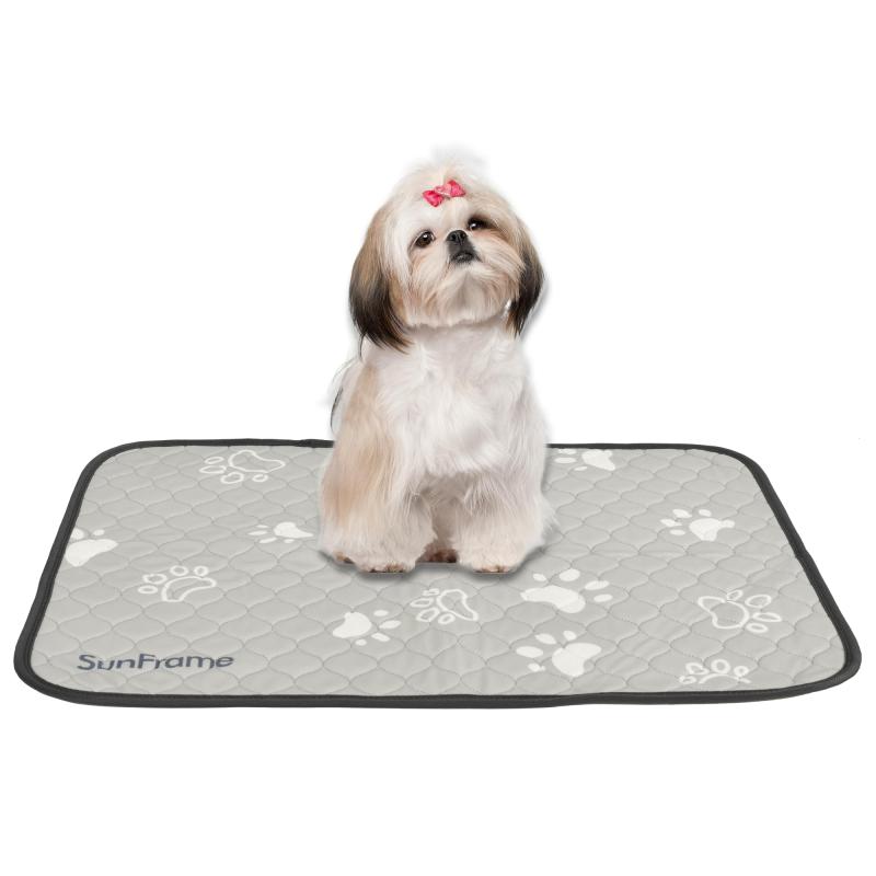 Sunframe 洗える ペットシーツ 犬 滑り止め 猫用 ペット トイレマット 防水 吸水 おしっこマット 洗濯機で丸洗い 厚型 かわいい 45x60cm 2枚 グレー素材とサイズ: Sunframe 洗える ペット用シーツは4層の素材で作られてる。サイズ：60*45 cm 2枚入りメッシュ通気層: 犬用トイレマットの表面にメッシュ通気性布が付いているので、通気性が良く、四季に適する。そして、乾燥しやすい吸水性能が優れ&amp;漏れ防止: ペットマットの中に厚くした吸水綿とTPU防水フィルムが付いているので、ペットの尿を吸収しやすい、マットの裏面に浸透しにくいタイトエッジ織り: 犬用おしっこマット周りは精巧に包まれている、しっかり縫製されている，潰れにくい滑り止め性能: トイレマット底は滑り止めの素材を使っているので、下敷きマットの移動を防ぐことができる環境に優しい、再利用できる: 使い捨てのおむつより節約でき、環境に優しい。簡単に洗える：直接に水で洗えるし、洗濯機に入れて洗えるパッドです。水温は30度を超えてはいけません