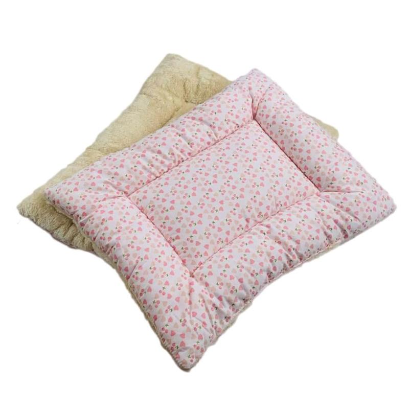 Yuriya ペット マット 猫 ベッド ふわふわ フリース リバーシブル ふかふか スクエア型 暖かい 洗える 犬 ペット用 クッション 布団🔅【ケージに結ぶだけでズレない】ひも付きふかふかスクエア型ペットマットで、お留守番中もケージやサークルの中でまったり過ごします紐が4か所付いているので、ケージや椅子などにしっかり結んで固定でき、安定感の良いマットタイプです。にゃんこが上がったり下りたりしても落ちる心配がないので安心。お布団の下に潜り込むのが好きな子にもおすすめです。🔅【リバーシブル一年中使える💗】肌あたりが優しい綿100％の柄面とフワフワぬくぬくフリース面のリバーシブル仕様なので、一年中快適に使えます。肌寒い季節に冬用のもけもけあったか面にして、ふわっとした毛足でずっと触れていたくなる柔らかさで、フミフミが止まらないよ～暖かくなったら、かわいい柄のさらっとした面に変えられて、夏場もスヤスヤ眠ります。🔅【使いやすい四角い形】フラットなスクエア型の猫・犬用クッションなので、ケージ内の棚や天井にぴったり。お部屋や木製ベッド、サークル内にも置きやすく、いつも使っているベッドの中に敷いて使うのもおすすめ程よい厚みがあるので、棚板の硬い冷たい感じが伝わらず、ふわふわで柔らかいので、とても寝心地が良いです。🔅【豊富な柄・サイズ展開】カラフルにゃんこ・うま・アイスクリーム・クラウン・福しば・ユニコーン・お花など色んな柄をご用意しております。どっちも可愛くて、飼い主様のお好みやおうちの子の毛色に合わせて、色々お選びいただけます。それぞれ5サイズ展開なので、ケージの棚やトレー、ステップなどサイズに応じて選ぶこともできます。側地と中身を縫い付けてありますので、丸洗いOK、中綿が洗っても片寄らなず、ふんわり感が持続。🔅【注意事項】ディスプレイやモニターの設定によって、色味が少し異なる場合がございます。商品は配送時に多少圧縮してお届けしているため、開封時すぐは若干のシワや中綿の偏り、ふくらみが少なく感じられることがございます。【お手入れ方法】洗濯機で丸洗いOK。