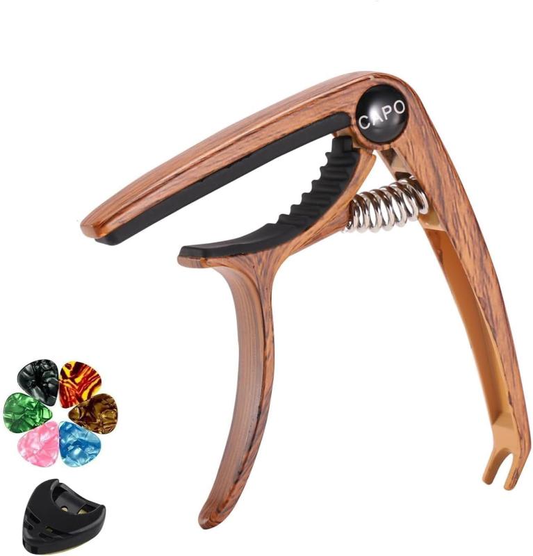 【ブランド】 ギター カポタスト ワンタッチ ギター カポ アコギカポ エレキギター カポタスト エレキギター フォークギターウクレレ用 亜鉛合金 (木目カラー)カポタスト は高品質の亜鉛合金 採用。軽量性 と 耐久性 を同時に実現しました。また、高性能復位鋼製スプリング，優れた耐疲労性、実用的です。カポタスト部分柔らかい厚 シリコーン製で大切なギターのネックを傷つけることなく、均等な力で押さえます。人間工学に基づいたデザインと手のひらのサイズにより、強力なグリップ力を発揮する初心者から上級者まで適用される高品質のカポタストですテコの原理を活用し、握りやすく力を省くことができて、弦 を確実に押さえつけて、正しい音を確保。ワンタッチで着脱使い勝手抜群 こちらのカポタストは、ギターのネックに挟み込むだけで、5秒もかからずカンタンに装着できます。【多様なギター・ウクレレに対応】指板面の長さを5.5cmと長めに設計しているのでアコースティックギターやエレキギターをはじめ、クラシックギターやウクレレにもお使い頂けます。複数の種類のギターをお持ちの場合それに合わせてカポも変える必要があります。「適用」民俗音楽、声学、ウクレレ、エレクトリックギター及びその他の弦楽器 ギター用 アコギ用 エレキ用 クラシック用 フォーク用 アコースティック用 アコースティックギター用 クラシックギター用 フォークギター用 エレキギター用 ウクレレ用