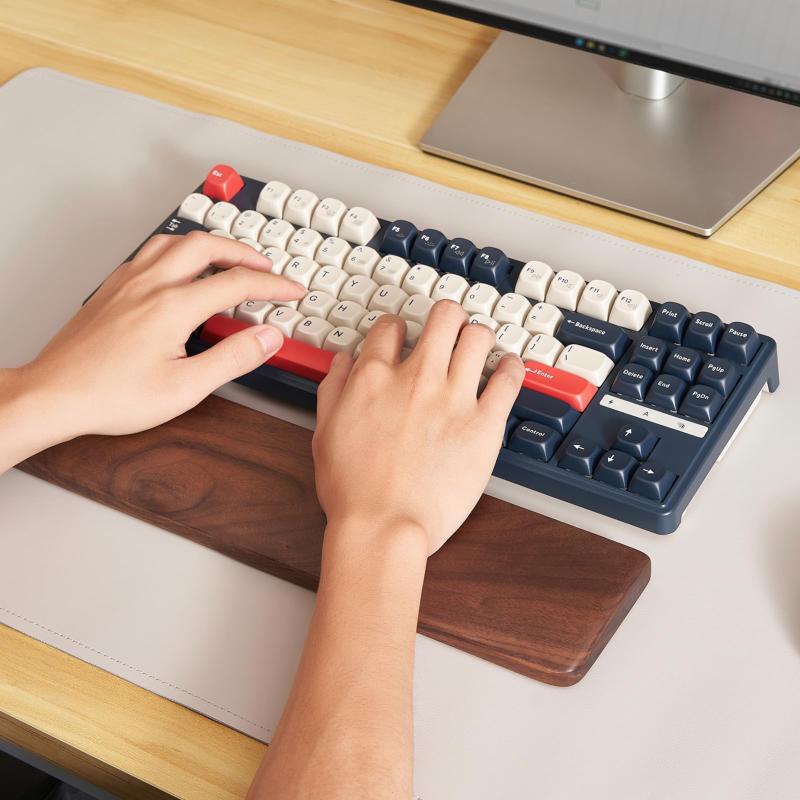 White marketの木製リストレスト キーボード用 無垢ウォールナット材 人間工学設計 すべり止め付 おしゃれ天然木 アームレスト/ウッドパームレスト対応 (M-360mm)｜アングル3