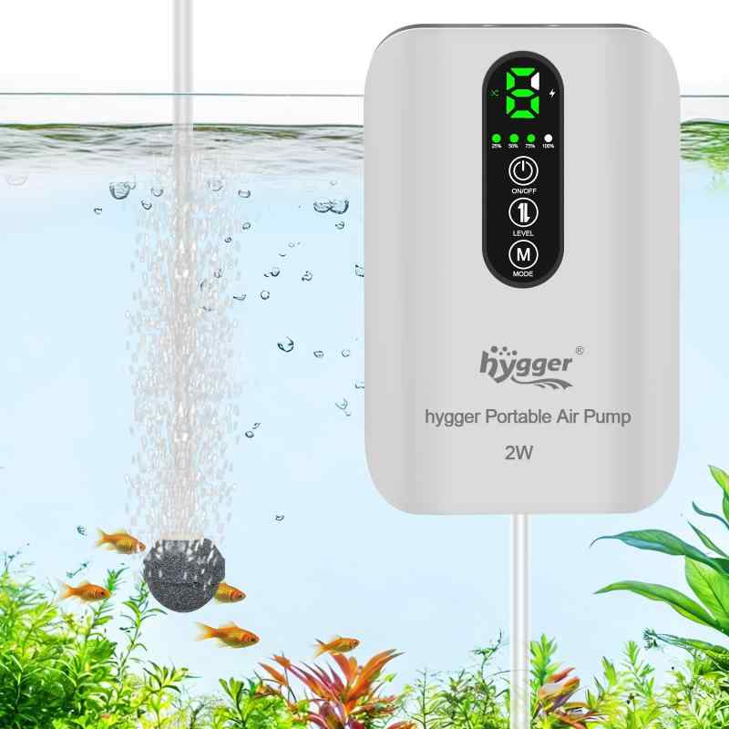 hygger エアーポンプ 釣り 充電式 水槽 最大1.5L/min 6段階風量 USB充電 AC/DC自動切替 35dB静音 防水 小型 軽量 金魚 メダカ ベタ【最.大1.5L/min送風量】釣りエアーポンプの最大送風量は1.5L/minで、水深50cm以内での使用を推奨いたします。最大109時間という長時間の稼働が可能で、長時間の釣行にも安心して使用できます。軽量で持ち運びやすく、様々な釣りのシーンで活躍します。水槽や屋外での釣り、魚運び、停電時の酸素供給に理想的なアイテムです。【6段階送風・USB充電】6段階送風の調節機能付きの充電式酸素ポンプが便利です。USB充電式なので、スマホのように充電して使用できます。4つのランプが残量を表示してくれるので、充電し忘れのことが防止できます。本製品はAC電源を使用する通常のエアポンプとして動作可能で、停電時には自動でDC電源（電池駆動）に切り替わります。【連続モード・間欠モード】エアーポンプは連続モードと間欠モードの2種類の運転モードを搭載しており、Mボタンを押すと切り替えられます。間欠モードでは8秒作動した後に10秒休止するサイクルを自動的に繰り返します。連続モードでは約16-48H、間欠モードでは約39-109H使用が可能なので、長時間の釣行でも安心です。【静音/逆止弁】振動を抑えたモーターを採用している静音ポンプは駆動音を35dB以下に抑え、ストレスを感じにくいです。また、4つの振動吸収ゴム足を採用しており、周囲への振動伝達を軽減し、静音性をさらに高めています。そして、逆止弁が付属していると水が逆流しにくく、故障のリスクを下げられます。【軽量/防水】ミニポンプのサイズは約11.3mm×83mm×41mmで、コンパクトで持ち運びがやすいです。金属製のフックが付いているので、水槽や釣りバケツに引っ掛けることができ、とても便利です。また、IPX4防水レベルで雨や水しぶきも気にせず使用できです。本製品の本体外装はIPX4相当の防水性能を備えておりますが、充電口および内部は防水仕様ではございません。充電口や内部の清掃、水洗い、または水をかけたり、浸したりしないでください。