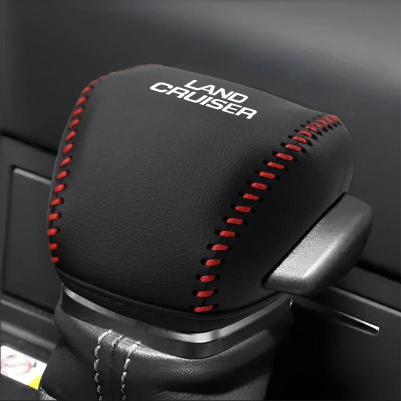 SAWAKAKI 新型 ランドクルーザー 250系 専用 シフトノブカバー ギアシフト シフトレバー レザー ロゴ付き 保護カバー 内装カスタムパーツ 取り付け簡単（レッドステッチ）対応車種：ランドクルーザー 250系。 お車と画像をご確認頂いた上、お買い求めくださいませ。素材良い：高品質レザー素材を使用し、軽量・柔軟・耐摩耗性が特長で、見た目の質感も良い。 手触りが良く、耐久性に優れ、長期ご使用いただけます。ファッション：レザー生地で、高級感あふれる。精緻な連結技術で、優美な曲線は、車内の雰囲気をアップする。表面にはロゴが付いています。まるで純正品のように見えます。キズ/汚れ防止：キズや汚れからご愛車のシフトノブをしっかり守ります。取り付け簡単：ゴムバンドが付いています。加工不要で、被せるだけの簡単取付。車種別専用設計なので、ぴったりフィットします。（初めて装着する際は少しきついですが、何度か調整してみてください。）