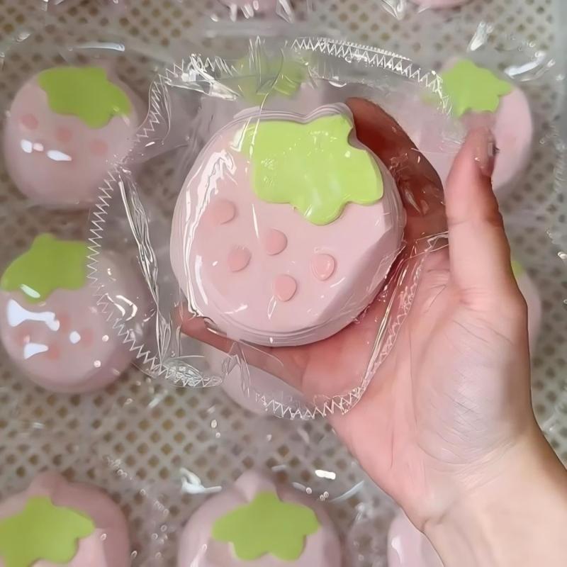 スクイーズケーキおもちゃ ぷにぷに 水感 ストレス解消 おもちゃ 減圧グッズ 低反発 握って ストレス発散 触感いい スクイーズおもちゃ 子供 大人 誕生日 新年 クリスマス プレゼント ギフ whitehalca-10284681 White market パッケージ画像