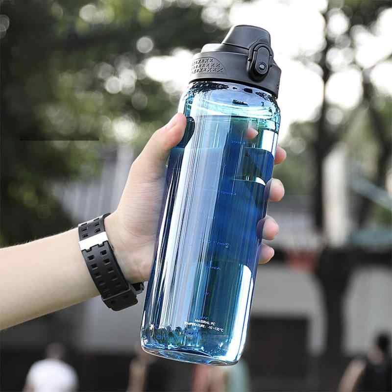 TSQIBU ボトル 水筒 大容量 600ml 800ml 1000ml 1500ml 2000ml 超軽量 漏れ防止 携帯便利 耐熱100℃熱湯対応 アウトドア スポーツ ウォーターボトル キャンプ ハイキング 登山用 キャリーハンドル付き 大完全透明ボトルデザイン：高品質の食品グレードPC素材の透明ボトル、100℃の熱湯を運ぶことができ、美しく、耐久性があります。安全で便利なデザイン：独自の安全ロック付きで、ボタン一つで開けることができ、簡単に飲むことができます。 持ち運びに便利なキャリーハンドル付きで、美観にも配慮したデザインです。水位目盛りと励ましのテキスト：目盛りは、毎日の水分摂取量の測定に最適です。一日を通して水分補給をし、十分な水を飲むことを思い出させます。そして、ボトルには対応する励ましのテキストが刻まれています。漏れ防止デザイン：内蔵のシリコンシールが漏れを防止します。マルチオケージョン使用：エレガントなデザインで、オフィス、ジム、自宅、学校など、屋外でも屋内でも使用できます。 また、ギフト、ホリデーギフト、バースデーギフトとしても適しています。商品は屋外で撮影されたものであり、各個人のコンピュータ・ディスプレイにより色の違いが生じます。 ご了承ください