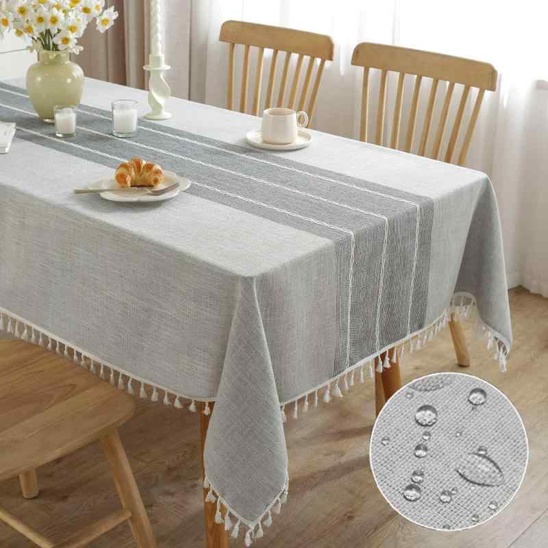 Forhomelife テーブルクロス おしゃれ 撥水加工 北欧 テーブルカバー リネン 撥水 90x90cm 140x140cm 140x180cm お手入れ簡単 汚れ防止 厚手 ダイニング テーブルクロス 長方形 (グレータイプ1 140x180cm)【商品詳細】サイズ:約140x180cm、本体重量:約0.87kg、素材:30%リネン+70%ポリエステル、特徴:防水防油防カビ厚手。生地が厚手で滑りにくくなっていてずり落ち防止になります。ドレープがナチュラルで、品の良さを醸し出す北欧のテーブルクロス。【撥水加工 お手入れ簡単】テーブルクロスは撥水機能があり、汚れに強く、 飲み物やお醤油などをこぼしてしまっても水分が染み込まないので、サッと拭きあげるだけで簡単にお手入れができます。毎日の洗濯やアイロンがけの面倒さから解放され、またクリーニング代もかからず経済的です。【耐久性バツグン】リネンとポリエステルの混紡により、リネンの通気性と柔らかさ、ポリエステルの丈夫さと色落ちしにくさが優れております。また、しっかりとした縫製で、長年にわたって安心してご使用していただけます。【デザインとカラー】きれいな縫い目とフリンジの飾り付き、ダイニングをデザイン感いっぱいな空間を作ることができます。グレーの色は落ち着いた印象のからー展開が魅力です。ぜひ高級感のあるお部屋のインテリアの一部になれます。【利用場所】食卓を華やかにシンプルなテーブル周りを彩るテーブルクロス。普段の食卓はもちろん、パーティー、誕生日会などのテーブルセッティングにもおすすめです。