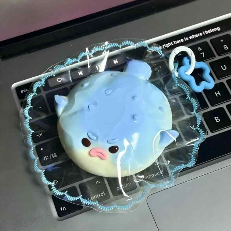 スクイーズケーキおもちゃ ぷにぷに 水感 ストレス解消 おもちゃ 減圧グッズ 低反発 握って ストレス発散 触感いい スクイーズおもちゃ 子供 大人 誕生日 新年 クリスマス プレゼント ギフ whitehalca-10285987 White market パッケージ画像