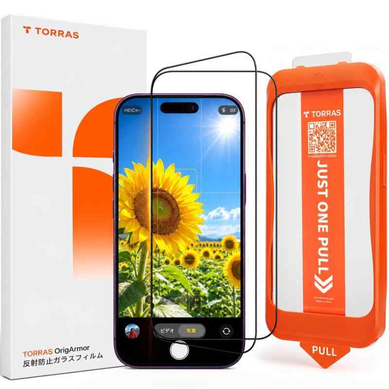 TORRAS For iPhone 18 Pro ガラスフィルム 反射防止 航空宇宙強化ガラス クリアAR 低反射 高透過 全面保護 反射率0.8%未満｜自動除塵｜気泡対策｜全面保護｜ケースに対応｜指紋防止｜高感度｜すべ【iPhone 18 Pro専用設計｜ARから保護性能までひと目で】 iPhone 18 Pro専用ガラスフィルム｜入数：2枚｜AR反射率0.8%未満｜約2.51m落球試験｜エッジ耐圧300N以上。マット加工に頼らないクリアARガラスと、日常の落下・衝撃に備える保護性能を一枚に。画面を守るだけでなく、iPhone 18 Pro本来のディスプレイ体験まで考えて設計したガラスッキリ ARである。自社試験による測定値。試験条件により結果は異なります。【低反射なのに、マットじゃない】一般的なマット系反射防止フィルムは、光の映り込みを抑えやすい一方で、画面が白っぽく見えたり、細かな表示のシャープさやガラスらしい質感が変わったりすることがある。ガラスッキリ ARは、マット加工に頼らず、AR低反射コーティングで光の反射を抑えるクリアガラス。 反射は抑えたい。でも、画面の美しさや透明感まで変えたくない。そんなiPhone 18 Proユーザーのための、新しい反射防止の選択である。【外の光に、見たい画面を邪魔させない】屋外で地図を見る。駅のホームでメッセージを確認する。窓際で写真を見返す。そんな日常の一瞬で、空や照明が画面に映り込むと、見たい情報に集中しにくくなる。ガラスッキリ ARは光の反射を抑えることで、文字・地図・写真をより確認しやすい表示へ。屋外でも室内でも、周囲の光ではなく、見たい画面に集中しやすい環境を目指した。【反射を抑えても、画面の美しさまで変えない】反射を抑えるために、画面が暗く見えたり、色味や細部まで変わったりしては意味がある。ガラスッキリ ARはクリアガラスをベースに、iPhone 18 Pro本来の色彩・明るさ・シャープな表示をできるだけ損なわない光学設計を採用。低反射とクリアな画質、その両方をあきらめないことを目指した。【ARだから、守る強さまで妥協しない｜約2.51m×300N】ガラスッキリ ARは、光学性能だけを追求したフィルムではない。強化ガラスにイオン交換処理を施し、さらに衝撃吸収層で落下時の力を受け止めて分散。約2.51m落球試験、エッジ耐圧300N以上の検証を重ね、日常の落下・擦れ・端部への衝撃からiPhone 18 Proを保護。ARを選ぶからといって、ガラスフィルム本来の「守る」という役割まで妥協しない。自社試験による結果です。すべての衝撃・破損を防ぐものではありません。