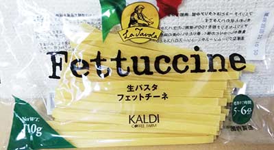 【商品名】【KALDI】ラ・ターボラ　生パスタ　フェットチーネ　110g×5袋 【商品説明】 ■5～6分の茹で時間でさっとお召し上がりいただける生パスタです。 ■フェットチーネはイタリア中部、南部で好まれて食されるきしめん状のパスタです。 ■デュラムセモリナ粉を100%使用した生パスタのフェットチーネは、食感がしっかりと力強く、香りたかい小麦の味をお楽しみいただけます。 ■濃厚なクリームソースやミートソースのパスタとしてお勧めです。 【原材料名】 デュラム小麦セモリナ（国内製造）、食塩、全卵粉末／プロピレングリコール、酒精、調味料（アミノ酸）、（一部に小麦・卵を含む） 【内容量 】110g×5袋