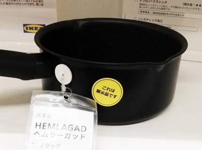 ※レビューは必ず商品到着後にお書きください。 【商品名】 【IKEA】イケア通販【HEMLAGAD】片手鍋, ブラック, 1 L 【商品説明】 ■耐久性に優れたテフロン®セレクト加工。少量の油で調理ができ、お手入れも簡単です ■取っ手が握りやすいので、調理しやすくなっています ■鍋底も側面も厚手で熱まわりが均一なので、おいしく調理できます ■注ぎ口は両側に。 ■右利きでも左利きでも使いやすくなっています ■アルミニウム製。熱まわりがよく、均一に加熱できるので、焦げ付きやこびりつきに強く、温度調節も簡単です ■軽量なので取り扱いが簡単です