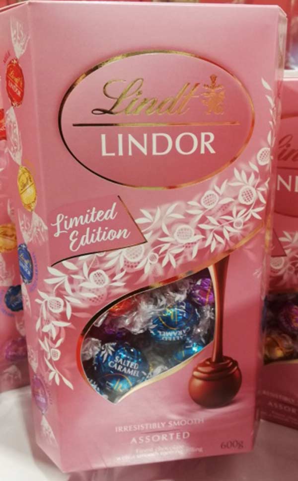 5の倍数日は楽天カードエントリーで5倍、5,10,15,20,25,30日！ 【商品名】 【LINDOR】リンツ リンドールトリュフチョコ　アソート4種類入り（ミルク、ホワイト、ソルテッドキャラメル、アーモンド）600g ※17個まで1個口で配送可能 【商品説明】 ■世界中で愛されている日本でもおなじみの「リンツチョコレート」。 ■ミルク、ホワイト、ソルテッドキャラメル、アーモンドの4種類となりました♪ 【内容量】 600g（4種）約48個 ※※メーカーの都合上、デザインや内容量が変更になる場合もございます。ピンクアソート