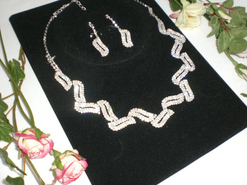 ゴージャスな輝きでドレスアップ ネックレス+イヤリング幾何柄