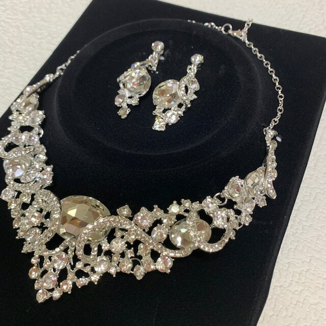 大きめラインストーンが豪華 立体的でゴージャスな輝き ネックレス+揺れるイヤリング