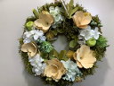アレンジメントフラワー 造花 リース 優しいクリーム白系お花 お洒落なデザイン 洋風 玄関用 ギフト